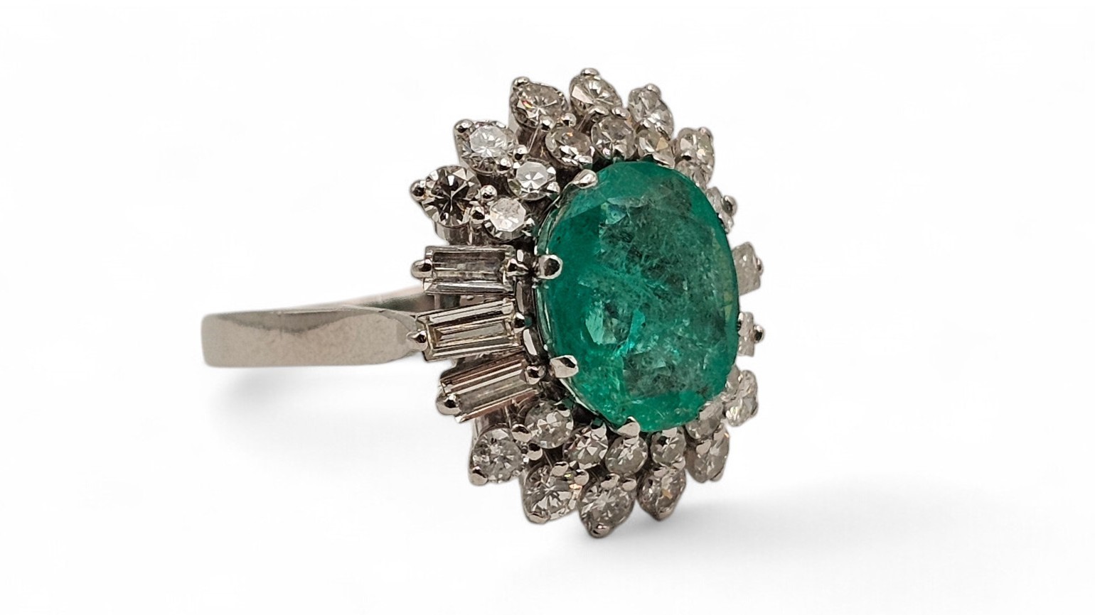 Anello in oro con smeraldo e diamanti