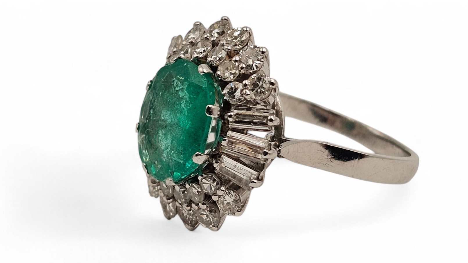 Anello in oro con smeraldo e diamanti