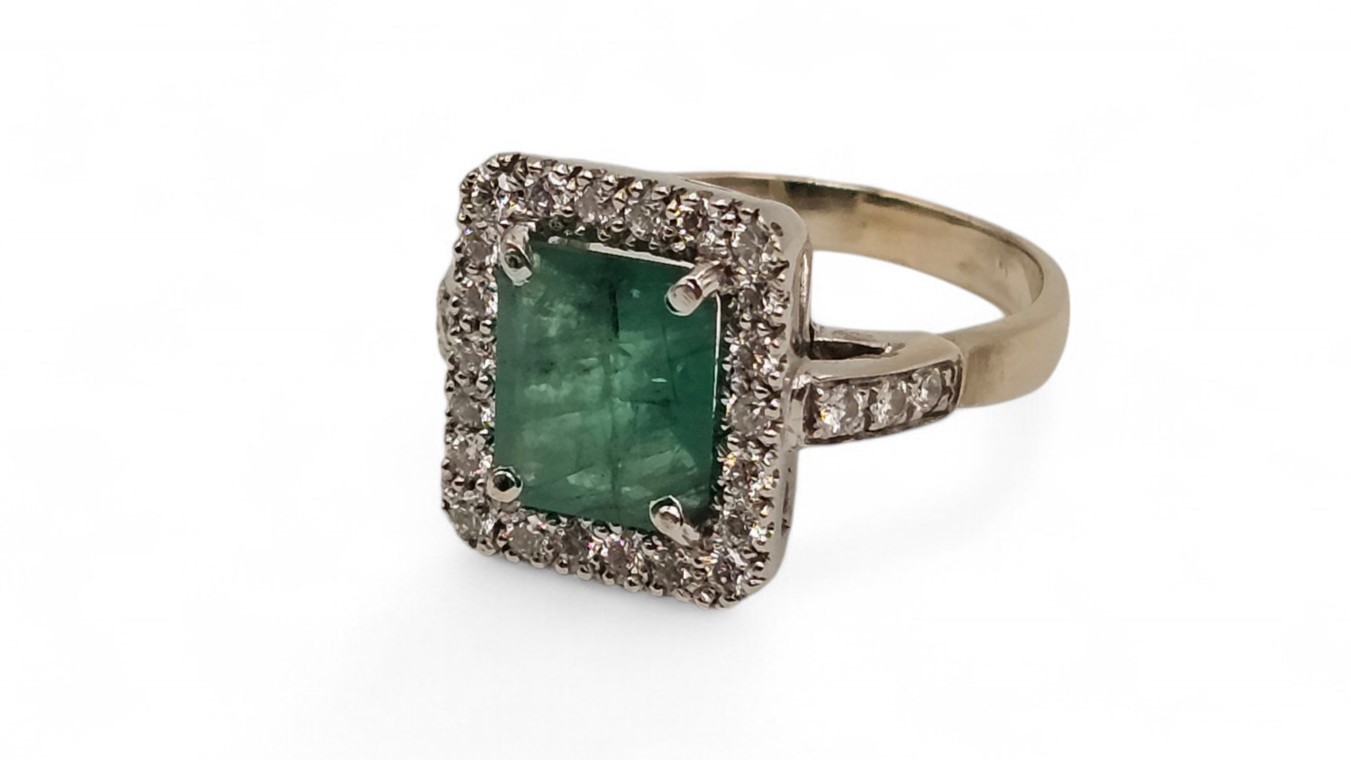 Anello in oro con smeraldo e diamanti