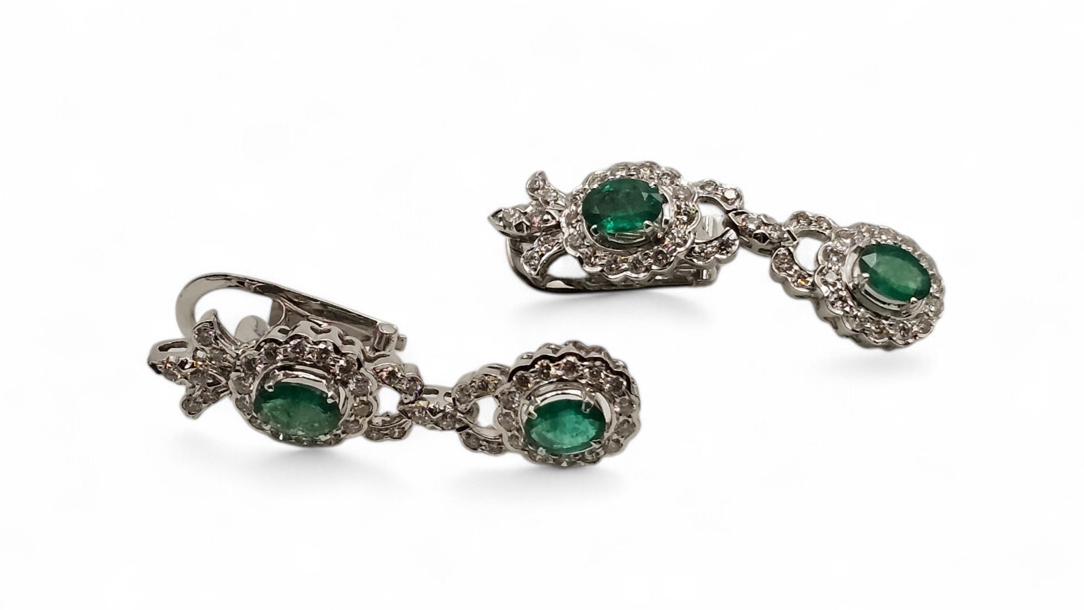 Paio di orecchini pendenti in oro con smeraldi e diamanti