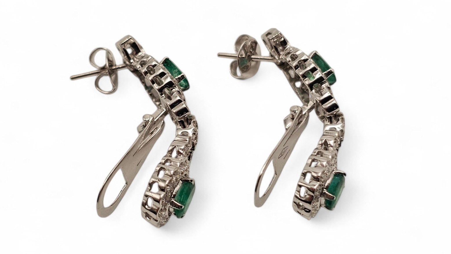 Paio di orecchini pendenti in oro con smeraldi e diamanti