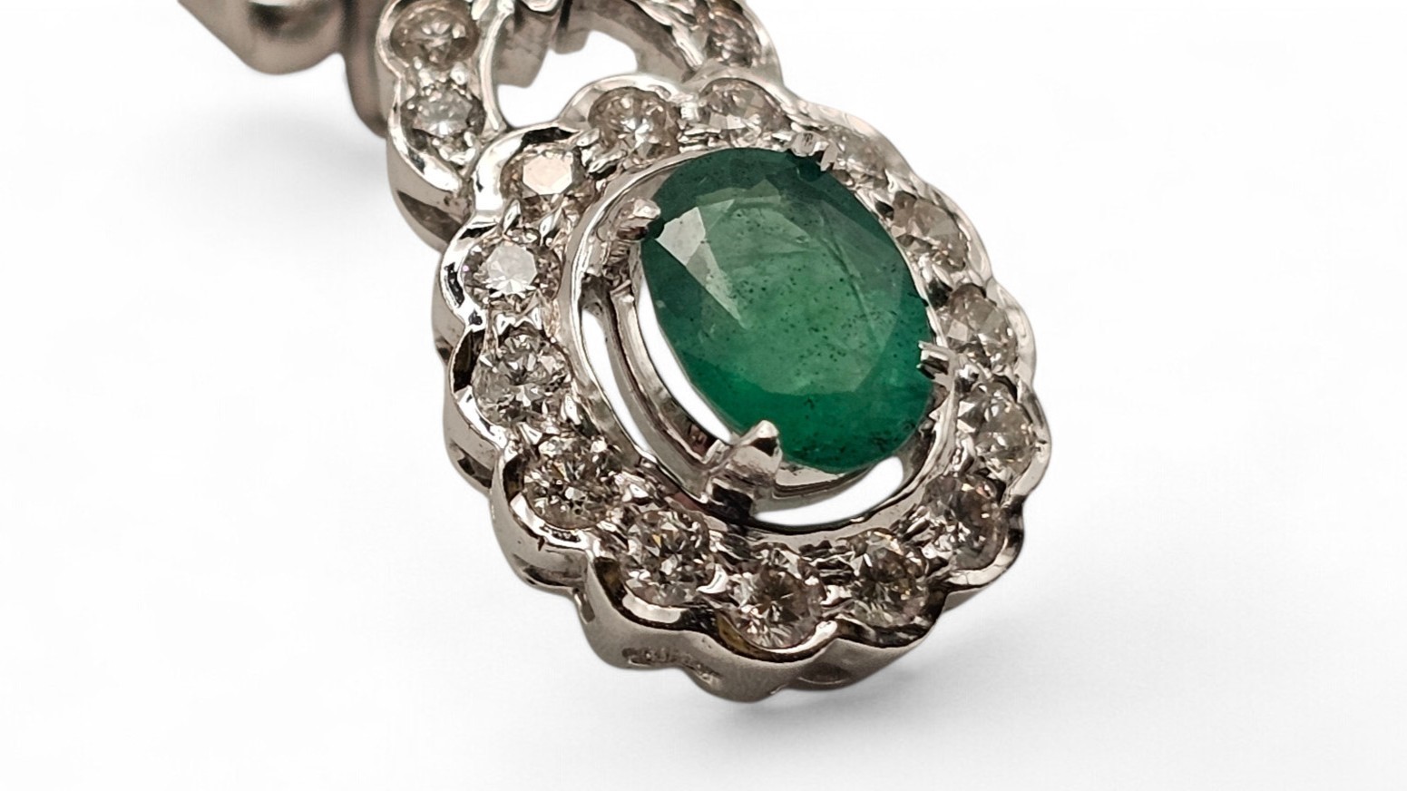 Paio di orecchini pendenti in oro con smeraldi e diamanti