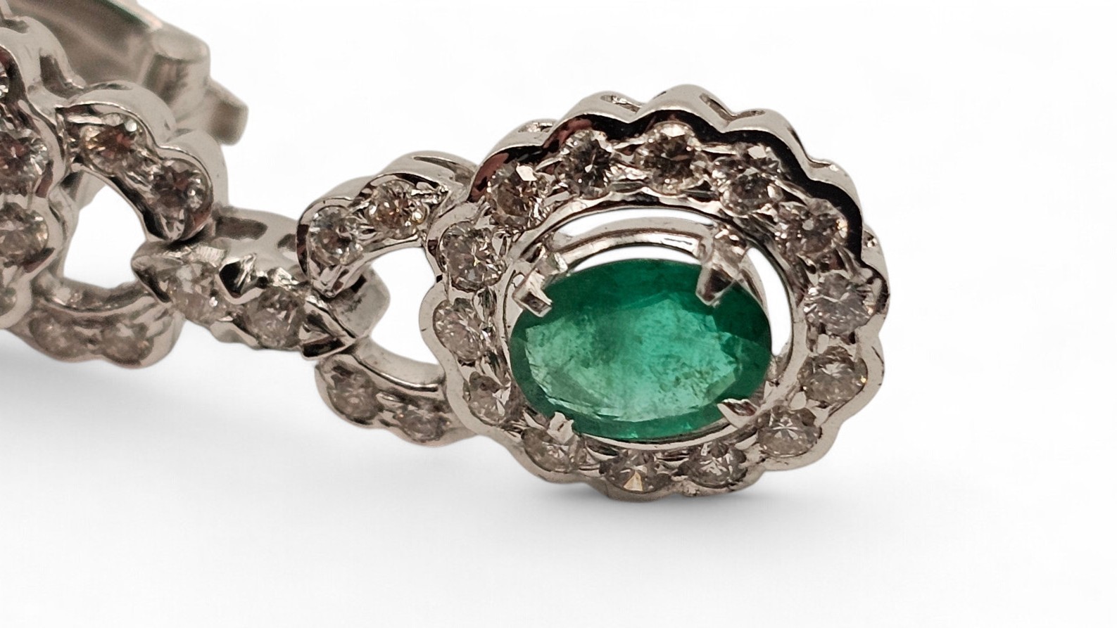 Paio di orecchini pendenti in oro con smeraldi e diamanti