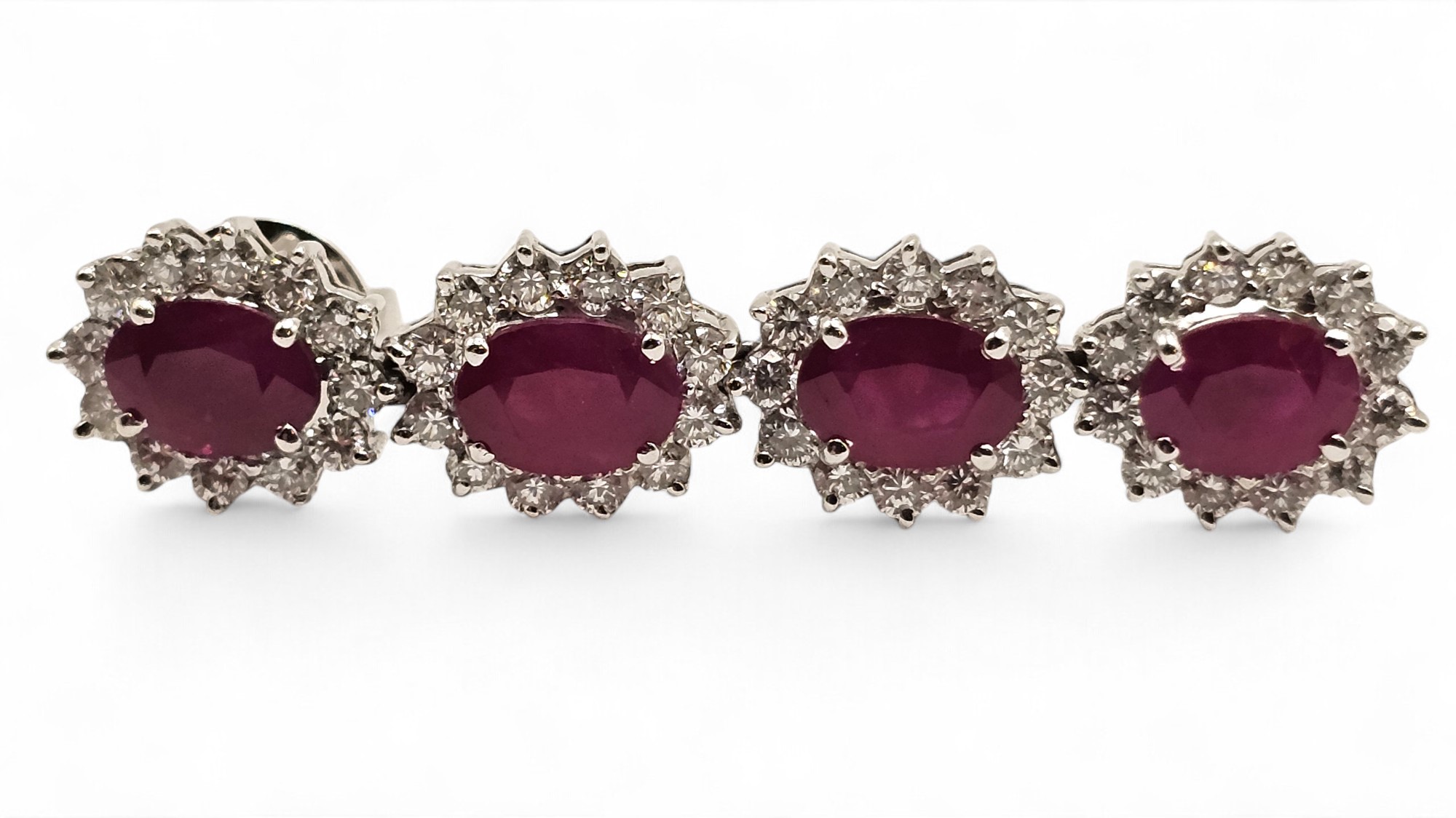 Paio di orecchini pendenti in oro con rubini e diamanti