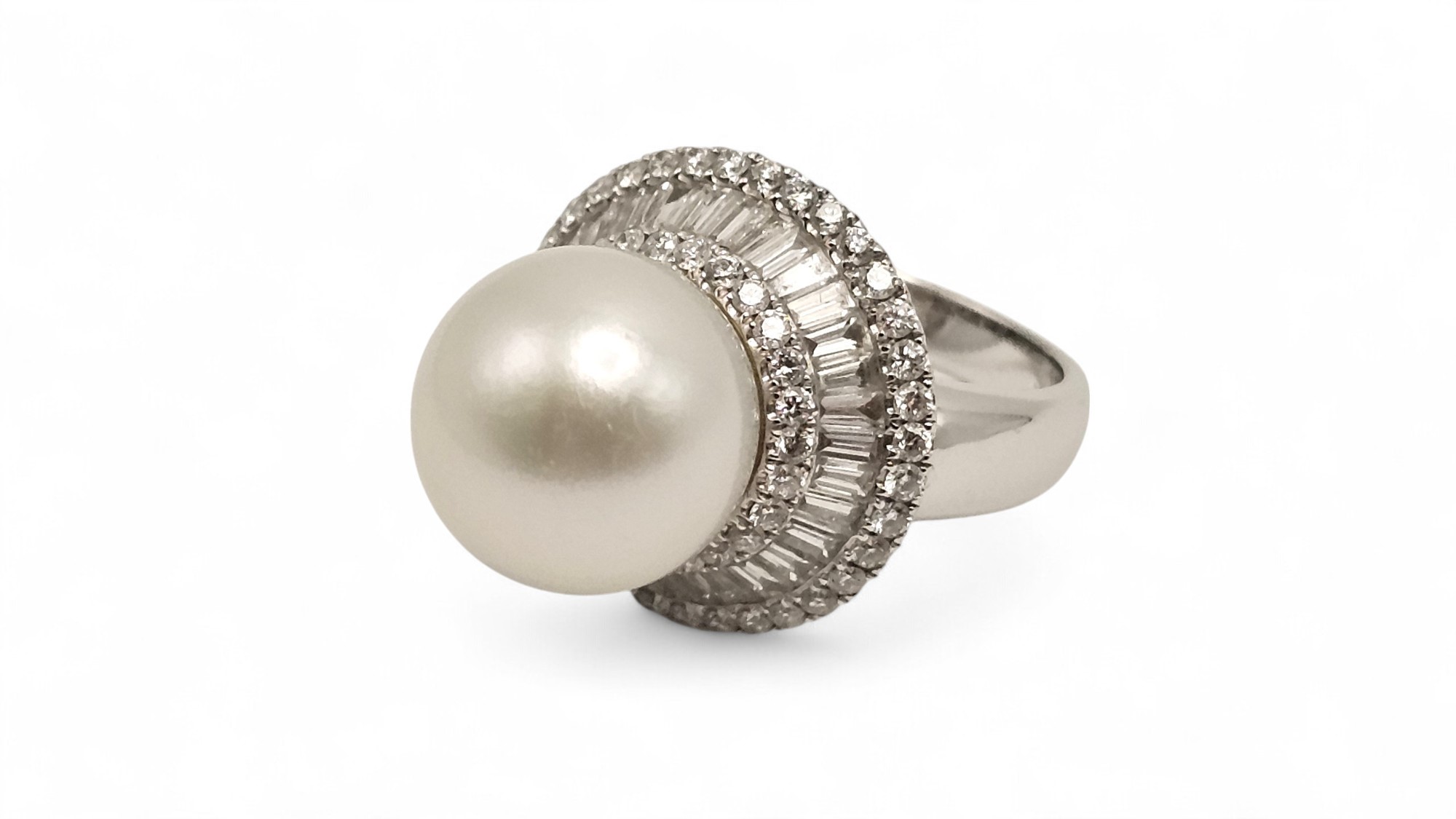 Anello in oro con perla Australiana e diamanti