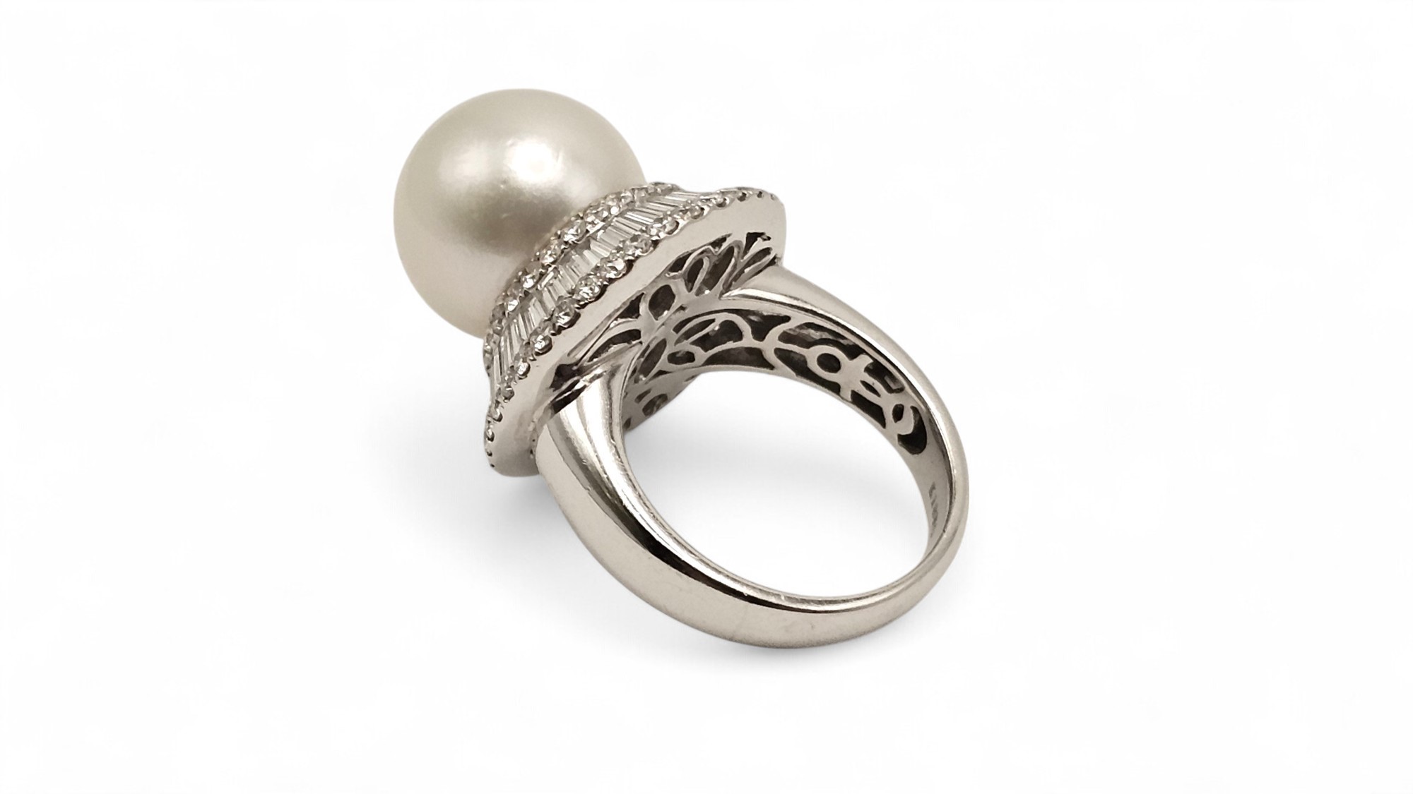 Anello in oro con perla Australiana e diamanti