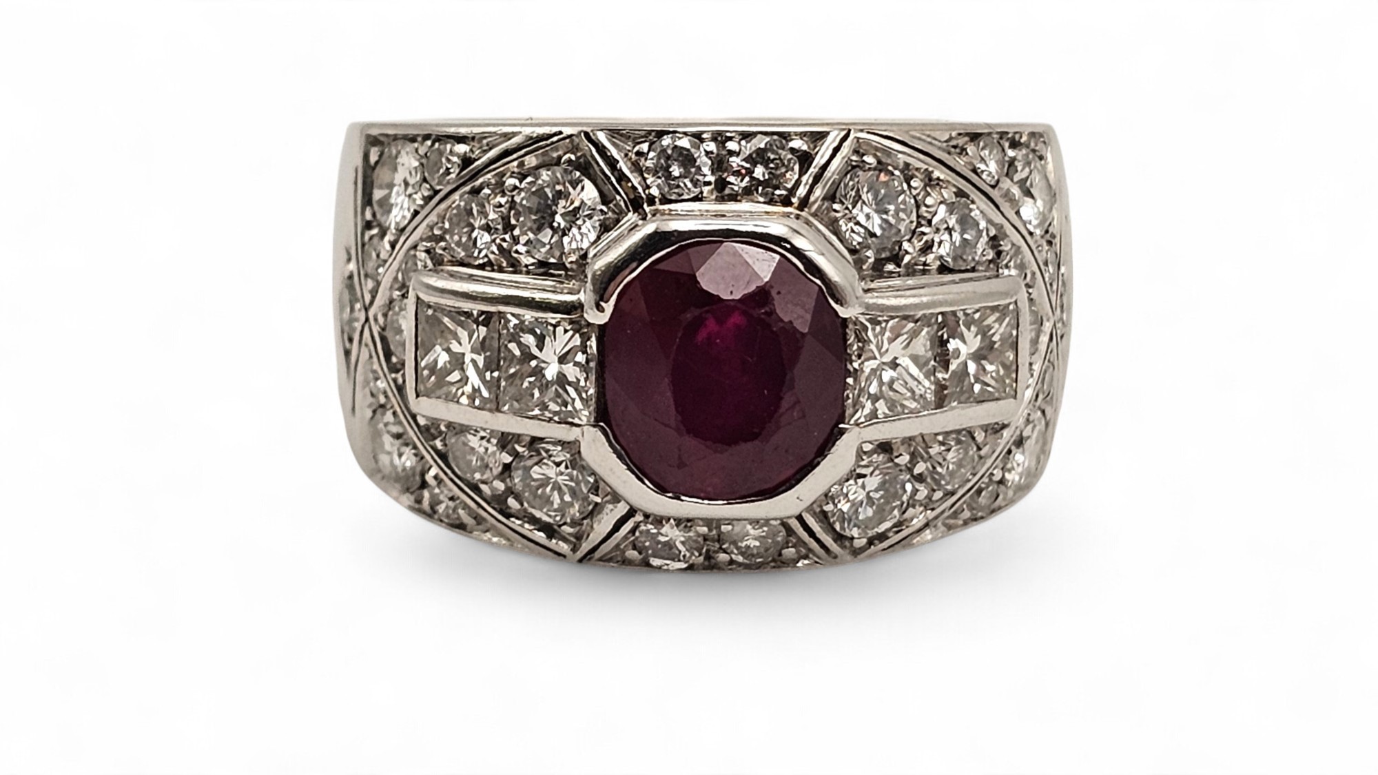 Anello in oro con rubinio e diamanti