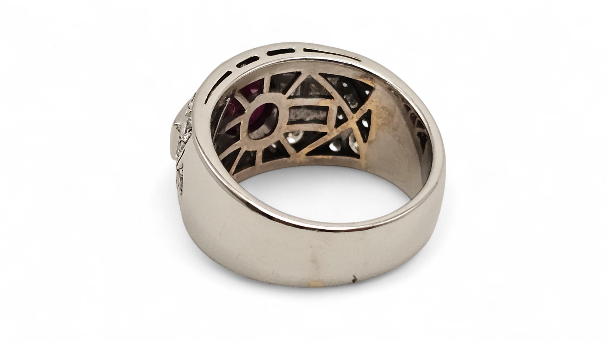 Anello in oro con rubinio e diamanti