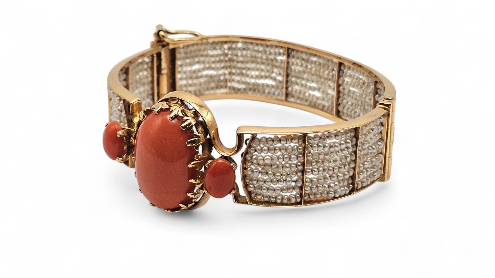 Bracciale a cerchio rigido in oro con corallo cerasuolo e perle di fiume