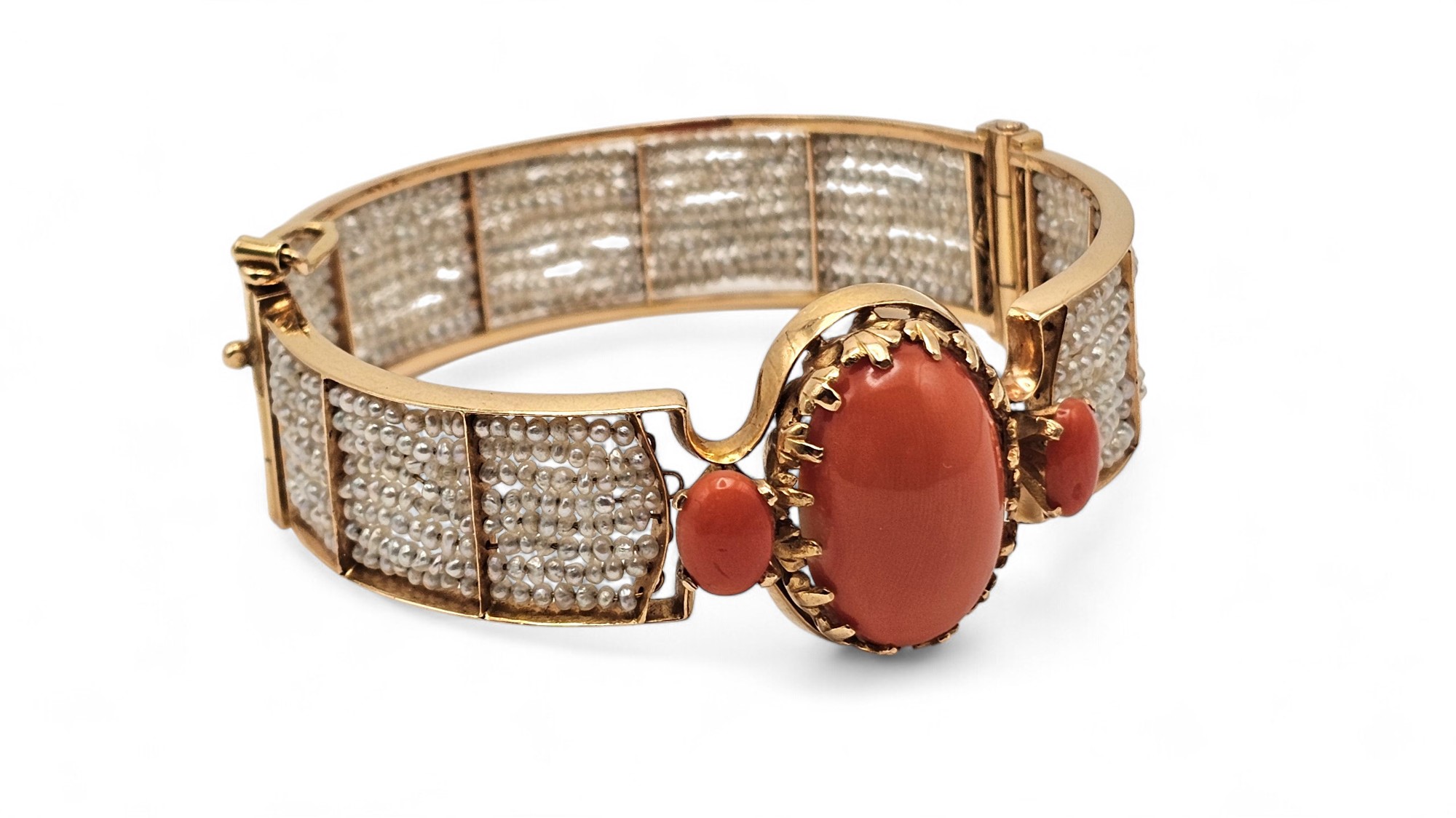 Bracciale a cerchio rigido in oro con corallo cerasuolo e perle di fiume