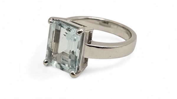 Gold aquamarine ring