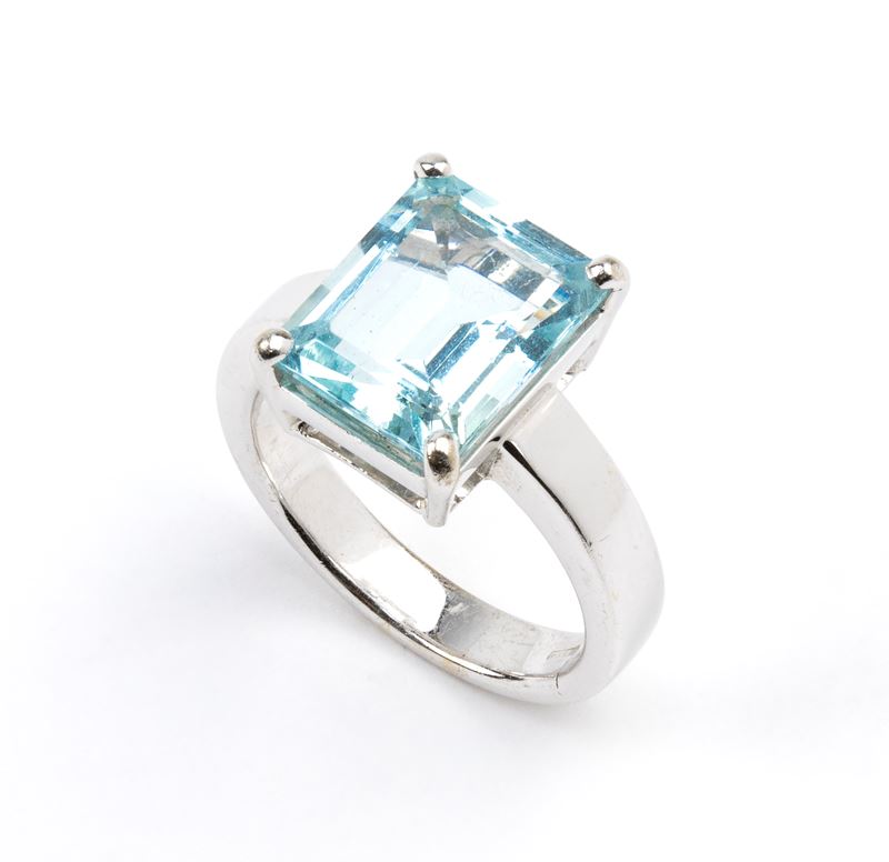 Anello in oro con acquamarina