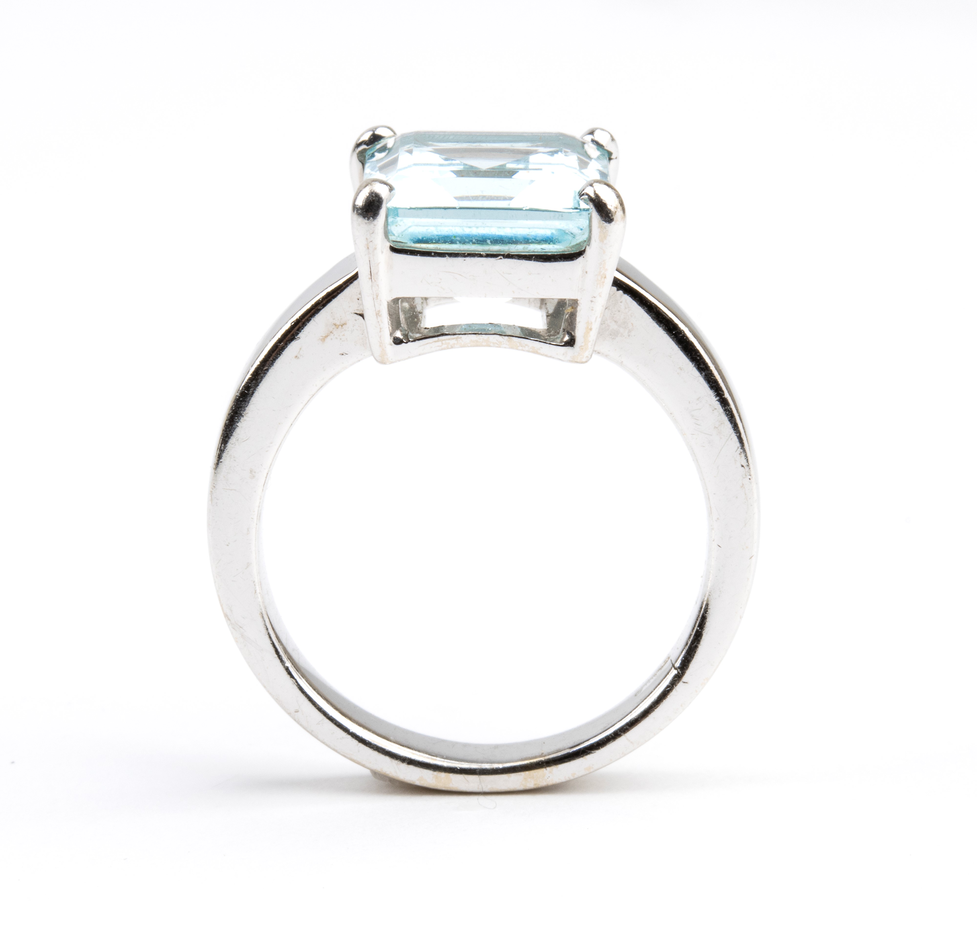 Anello in oro con acquamarina