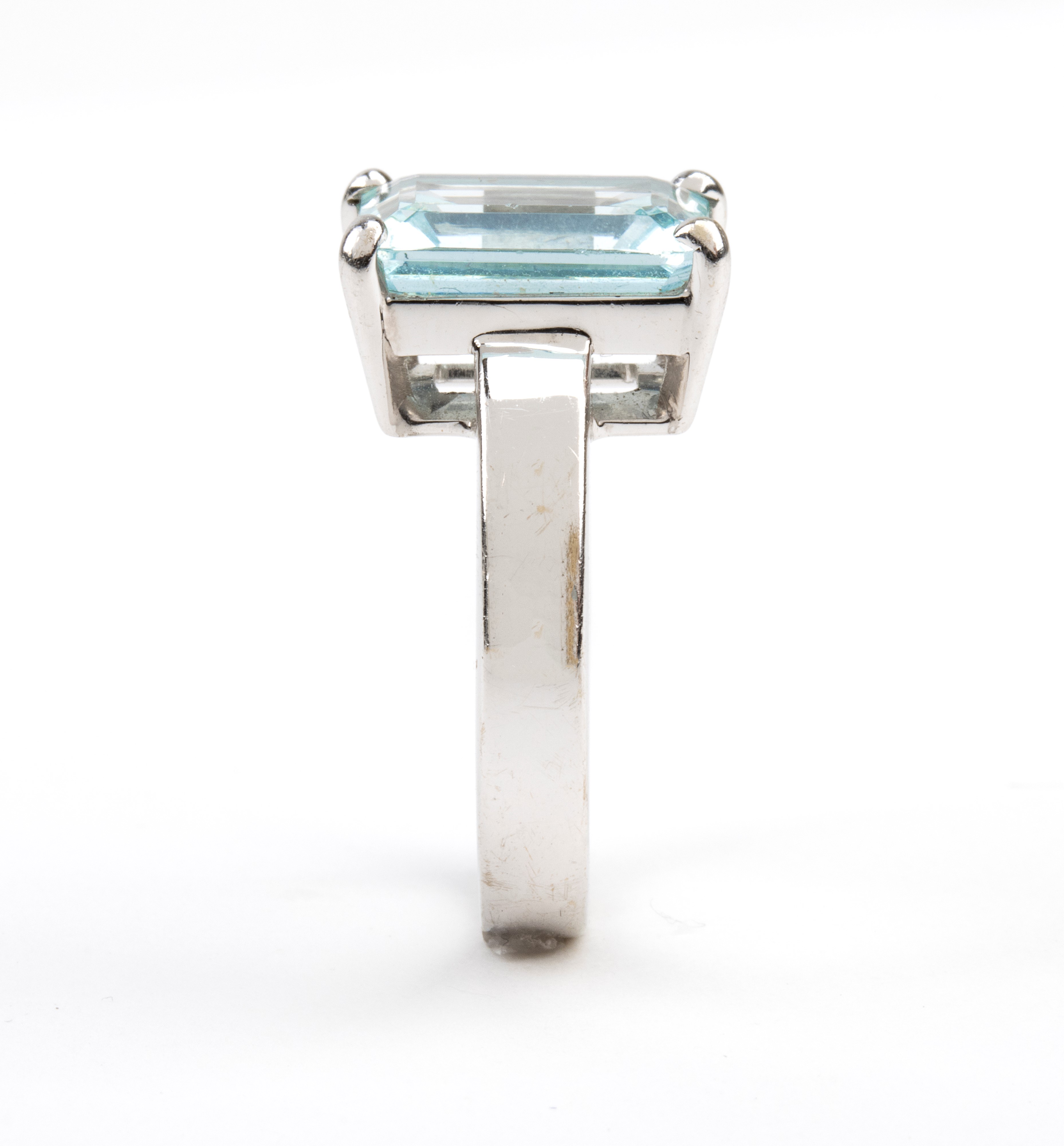 Anello in oro con acquamarina