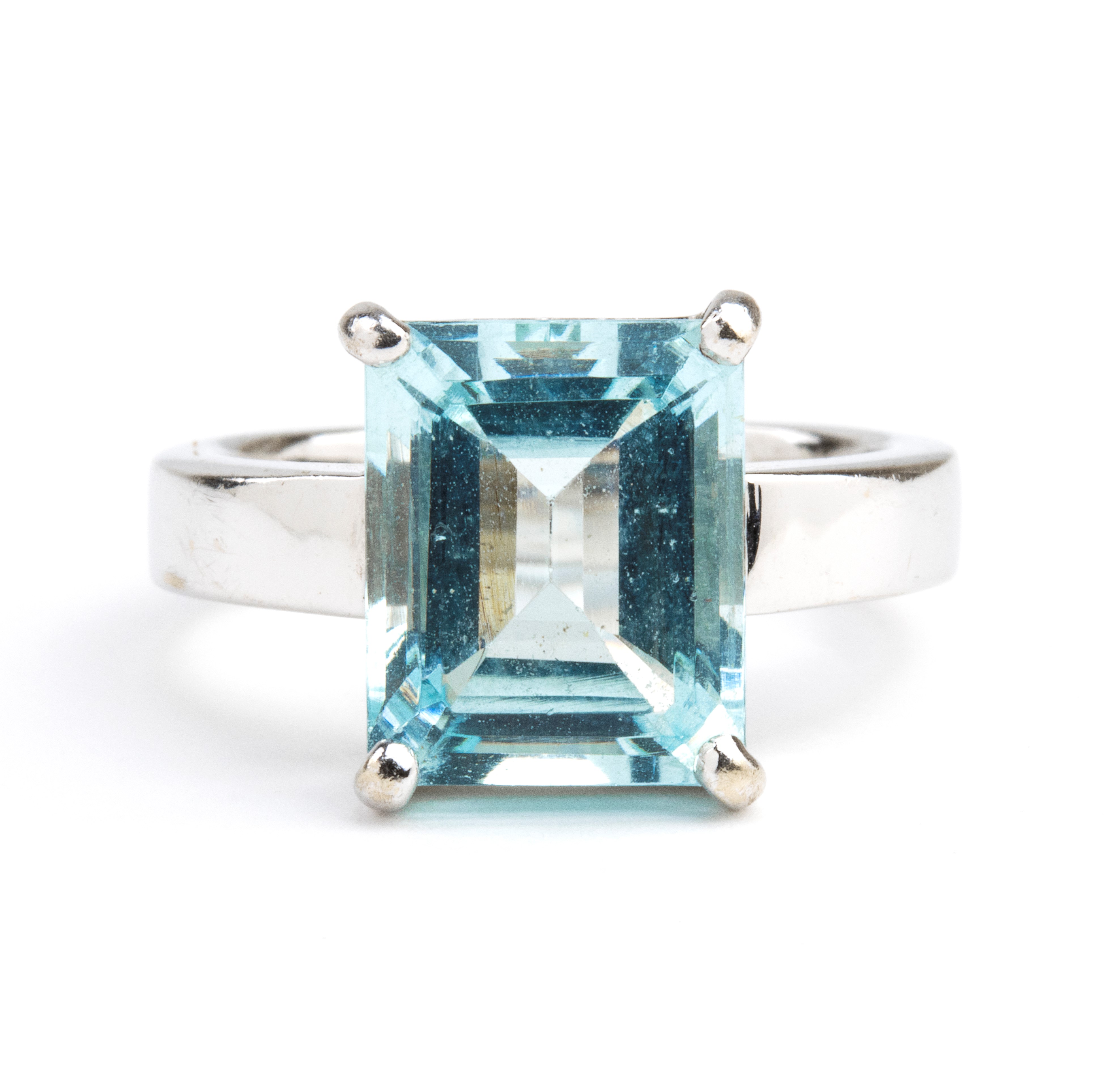 Anello in oro con acquamarina