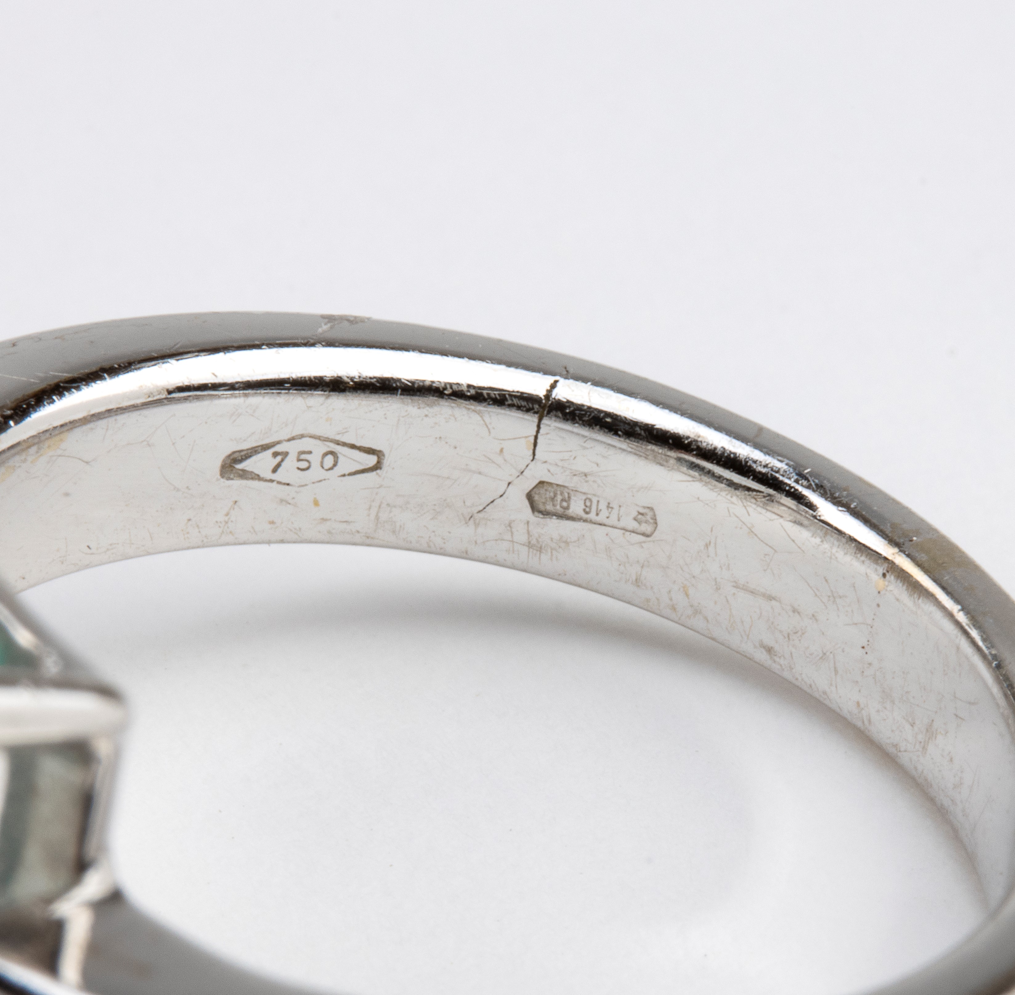 Anello in oro con acquamarina