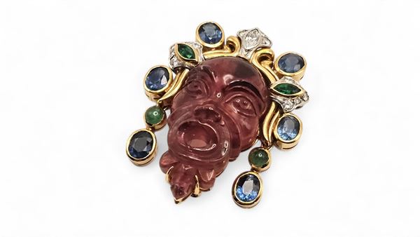 Spilla in oro, rubellite, zaffiri, smeraldi e diamanti
