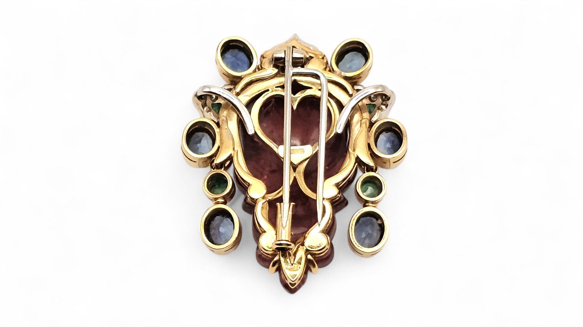 Spilla in oro, rubellite, zaffiri, smeraldi e diamanti