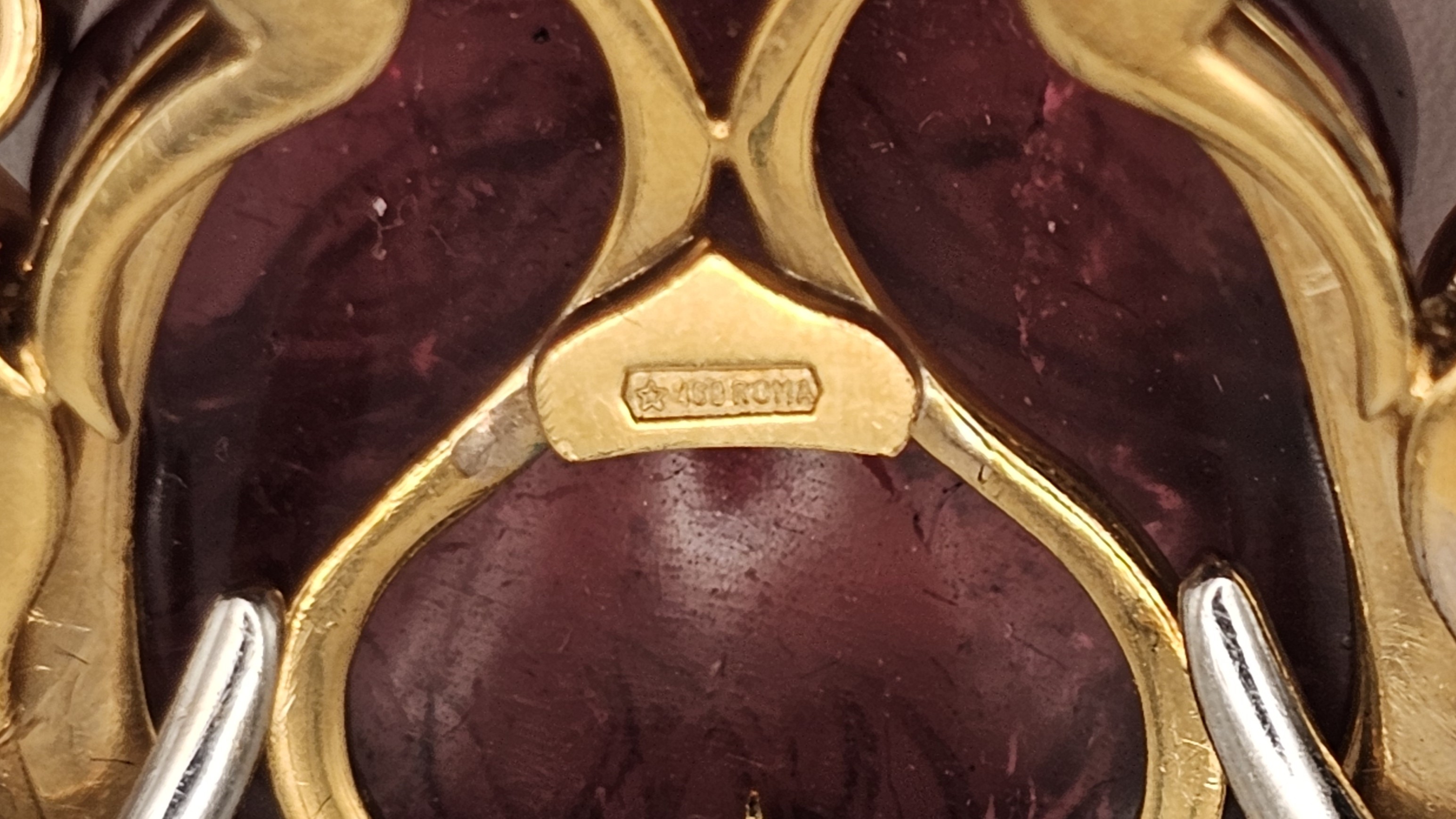 Spilla in oro, rubellite, zaffiri, smeraldi e diamanti