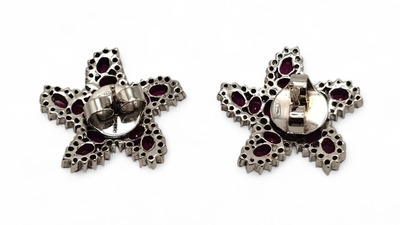 Paio di orecchini a motivo di stella marina in oro, rubini e diamanti