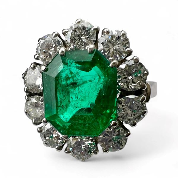 Gold ring with diamonds and Colombian emerald