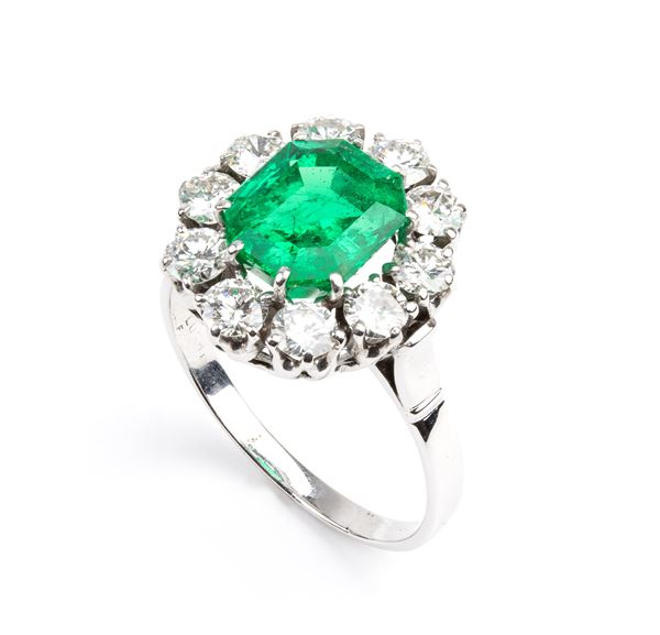 Gold ring with diamonds and Colombian emerald