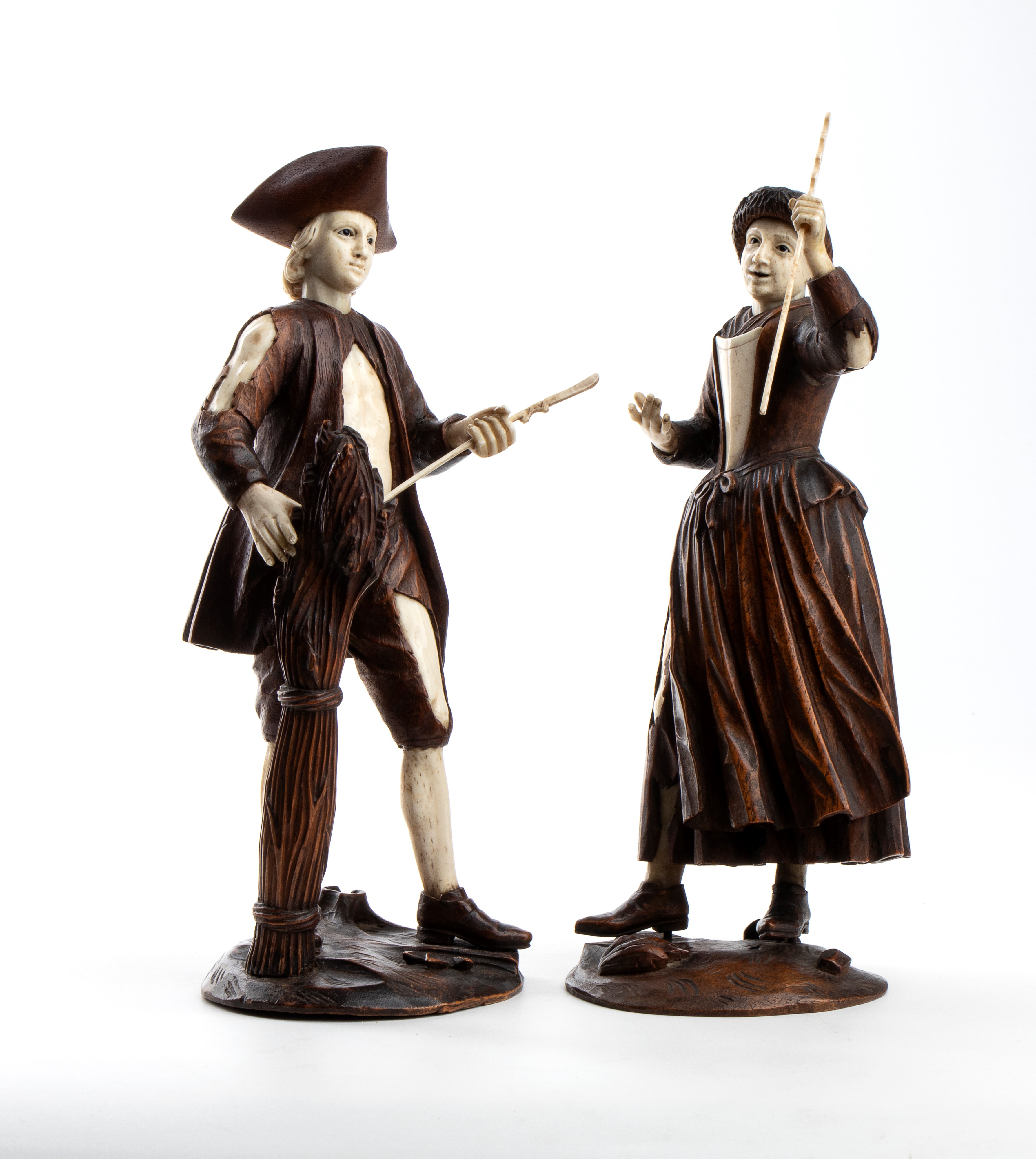 Simon Troger, Coppia di sculture in legno di tiglio e osso raffiguranti figure di contadini