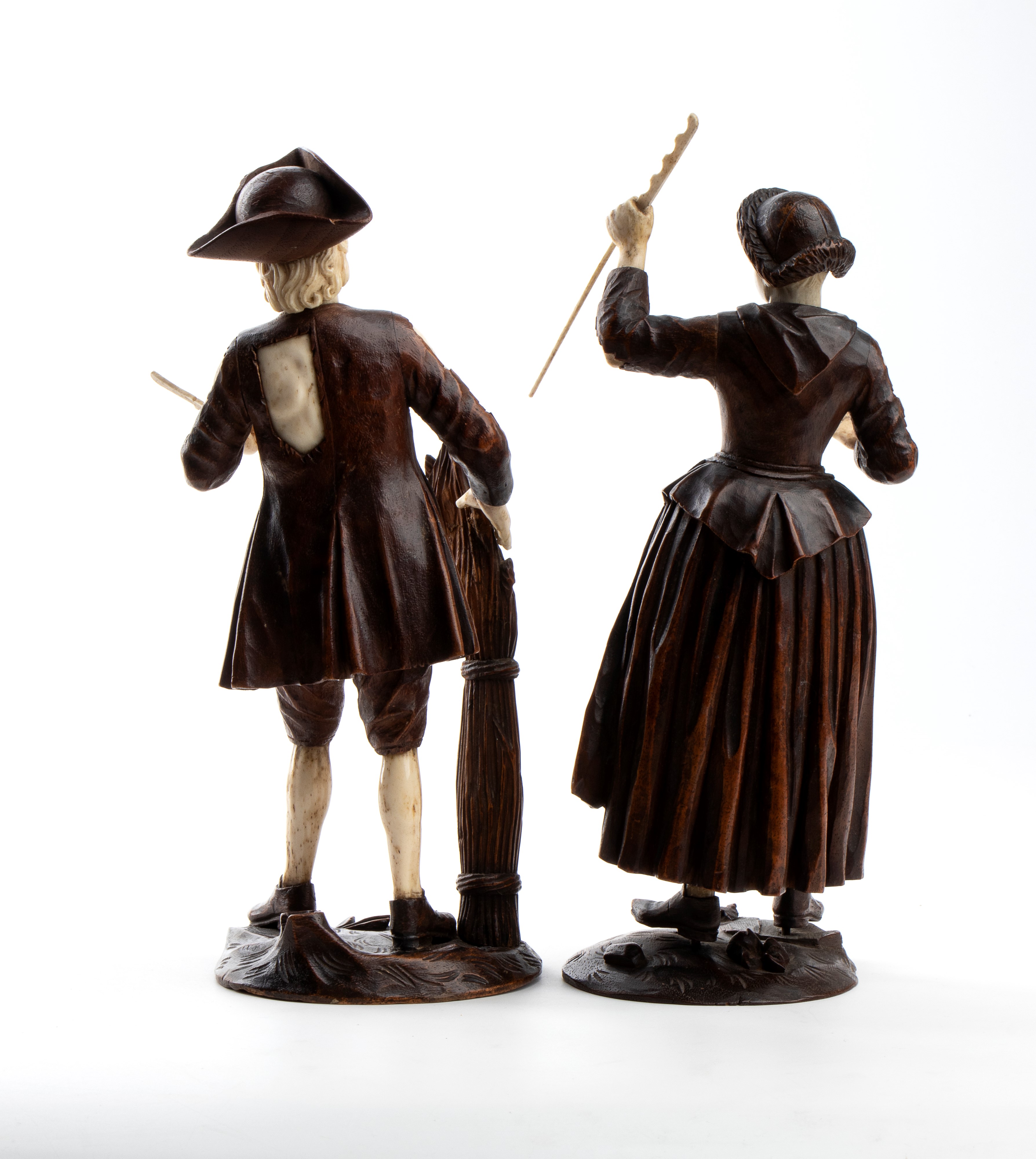 Simon Troger, Coppia di sculture in legno di tiglio e osso raffiguranti figure di contadini