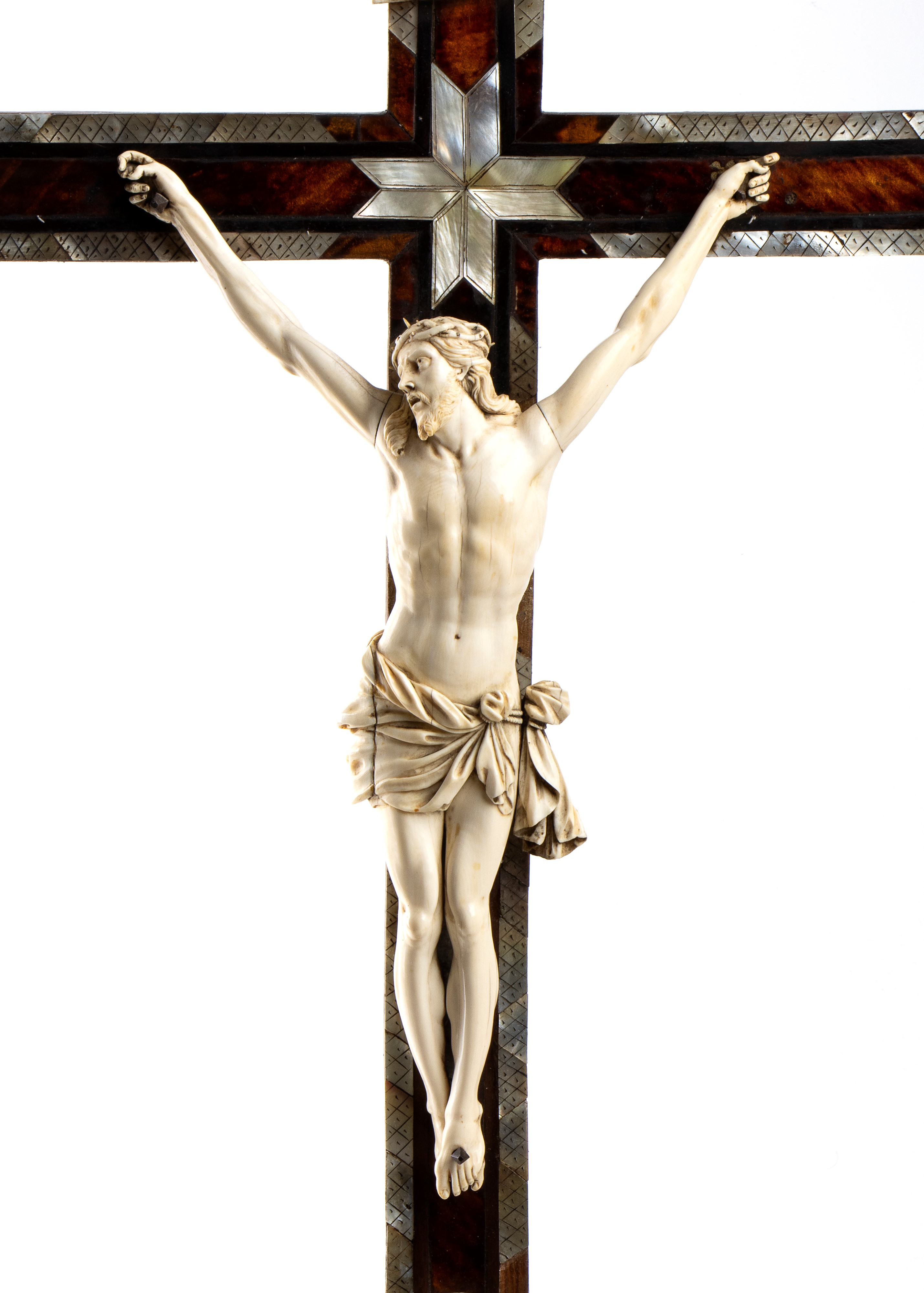 Crocifisso italiano in avorio, tartaruga e madreperla