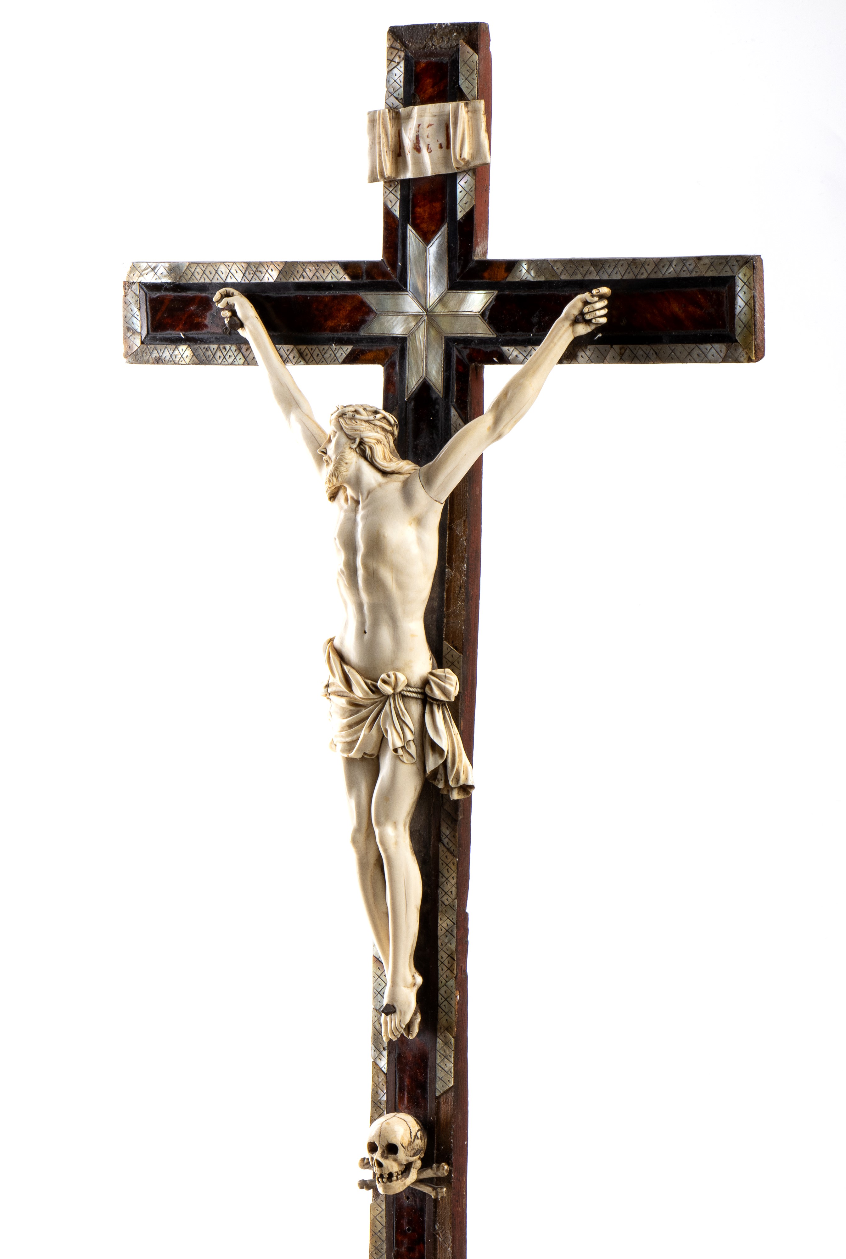 Crocifisso italiano in avorio, tartaruga e madreperla