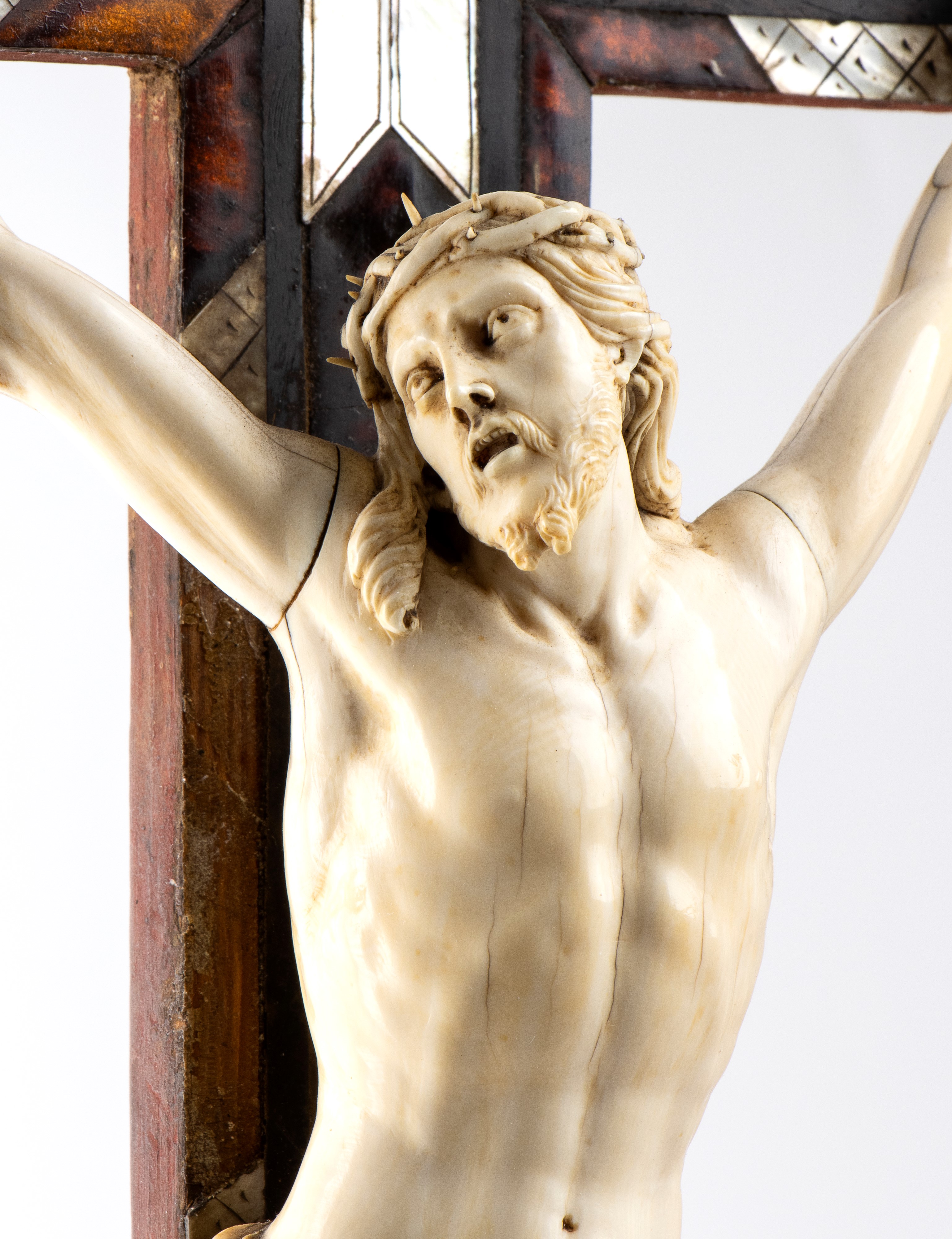 Crocifisso italiano in avorio, tartaruga e madreperla