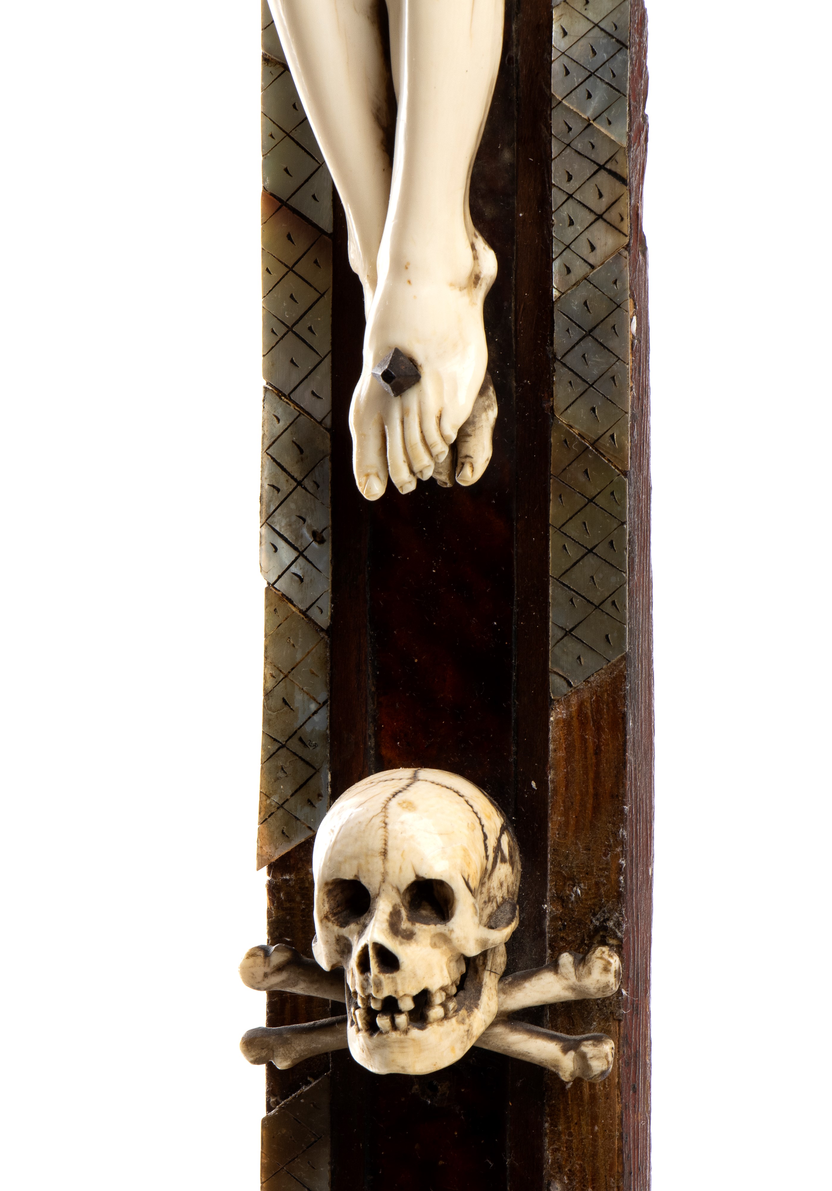 Crocifisso italiano in avorio, tartaruga e madreperla