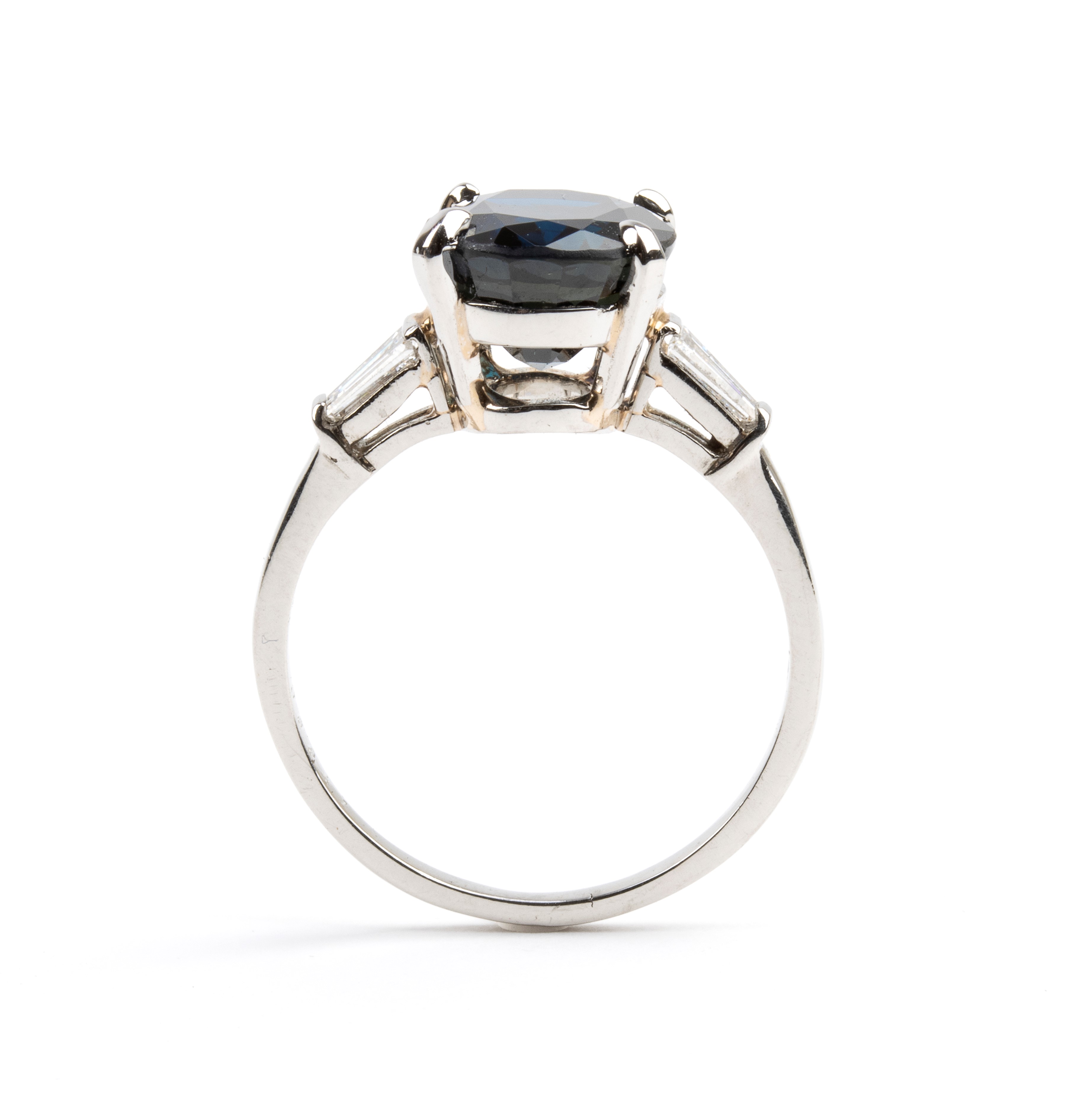 Anello in platino con zaffiro e diamanti