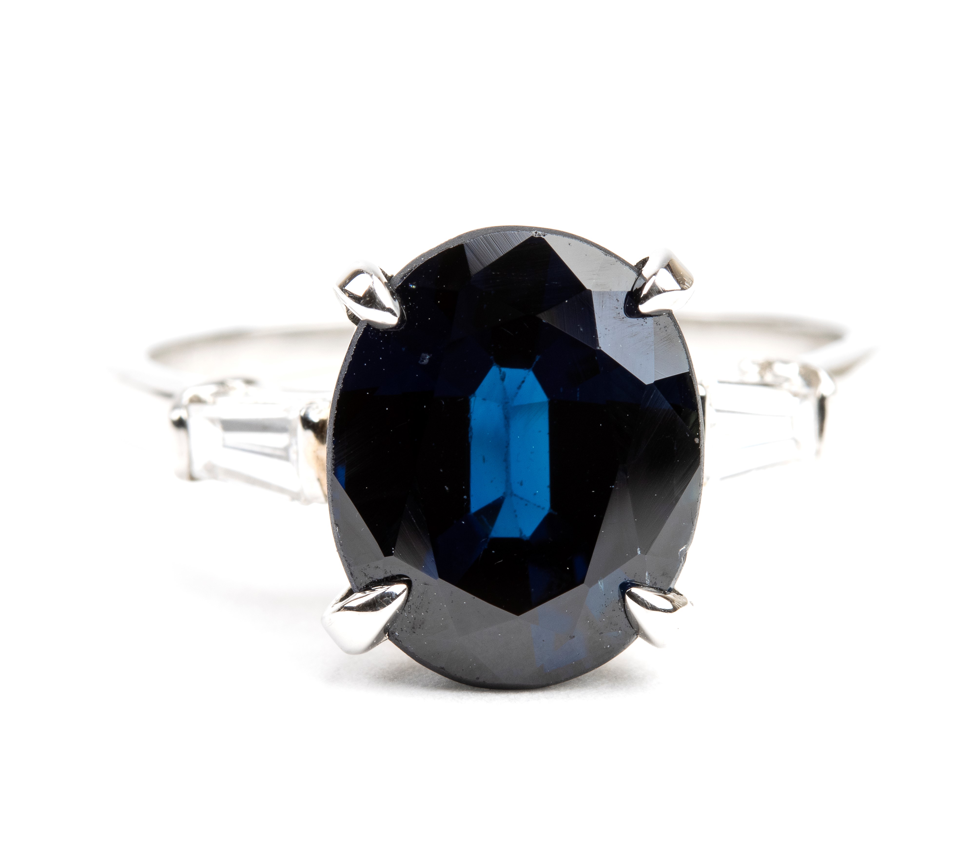 Anello in platino con zaffiro e diamanti