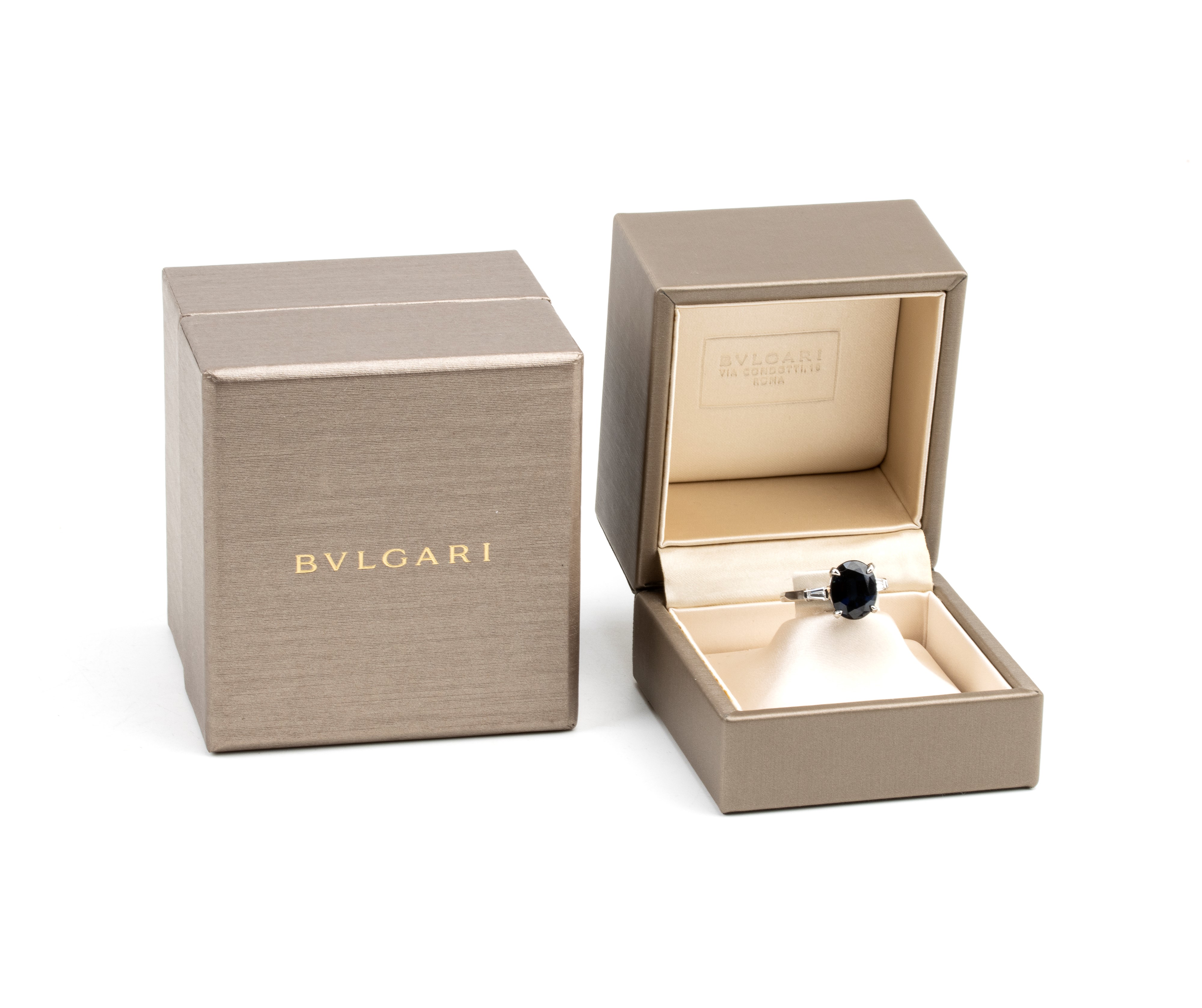 Anello in platino con zaffiro e diamanti