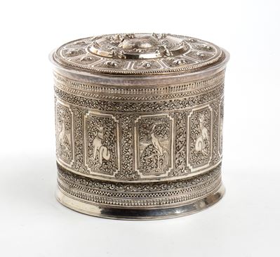 Scatola birmana in argento, cilindrica, sbalzata e cesellata (fine XIX secolo)
