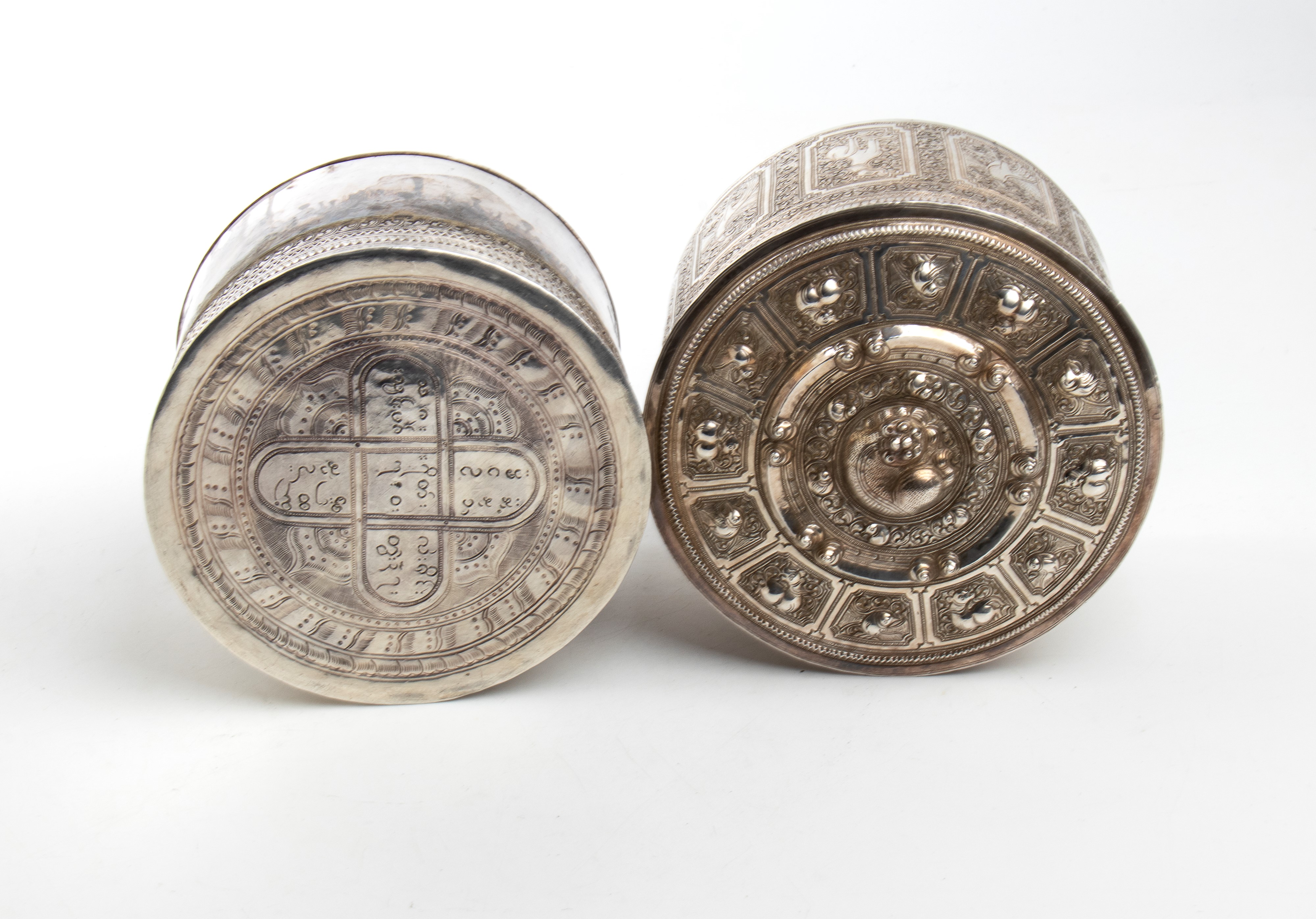 Scatola birmana in argento, cilindrica, sbalzata e cesellata (fine XIX secolo)