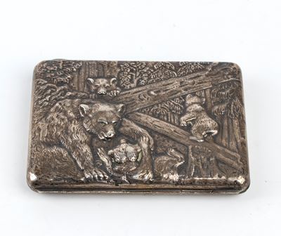 Fabbricante di Mosca attivo tra 1908 e 1926, Tabacchiera russa in argento con scena di quattro or...