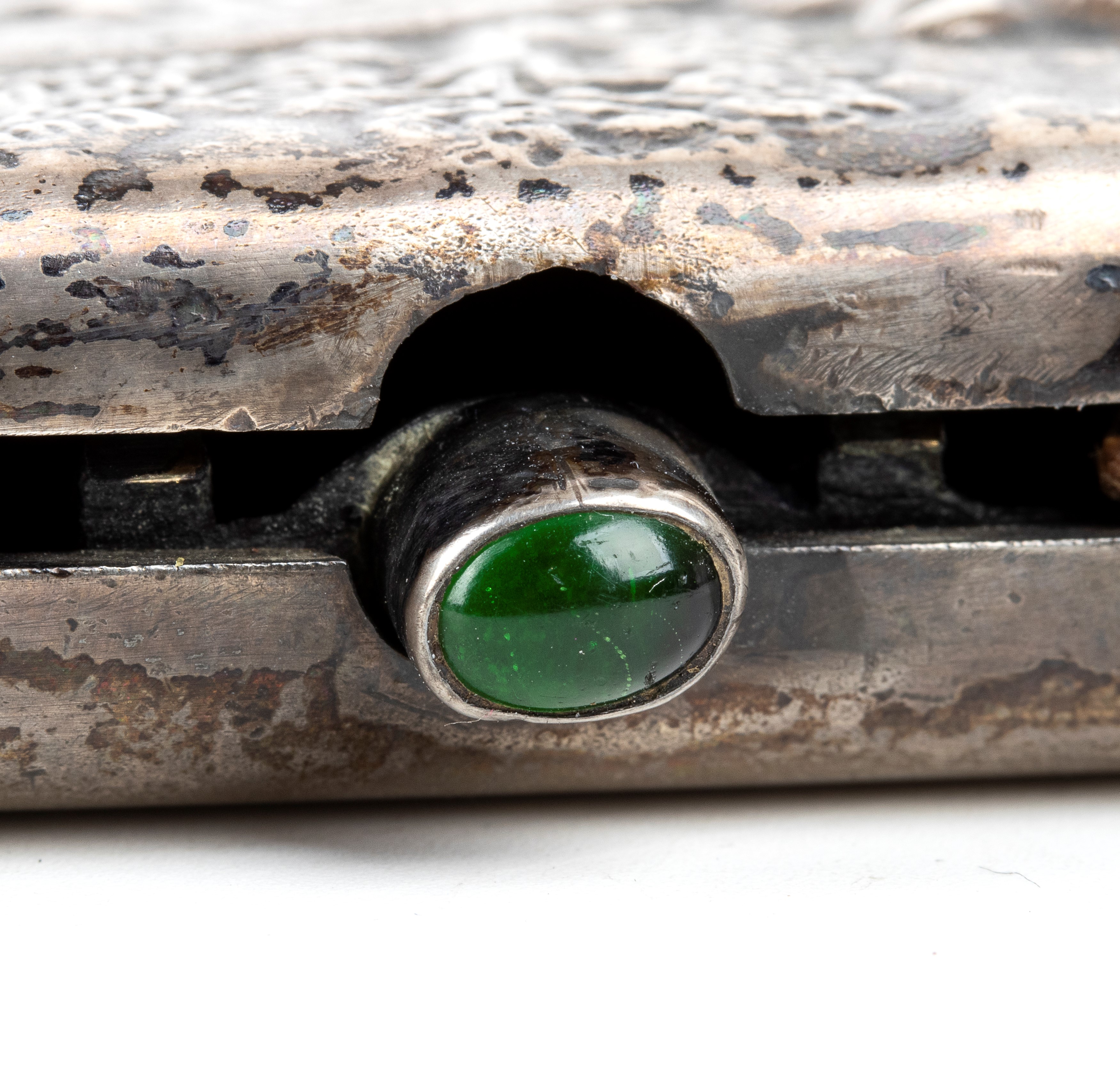 Fabbricante di Mosca attivo tra 1908 e 1926, Tabacchiera russa in argento con scena di quattro or...