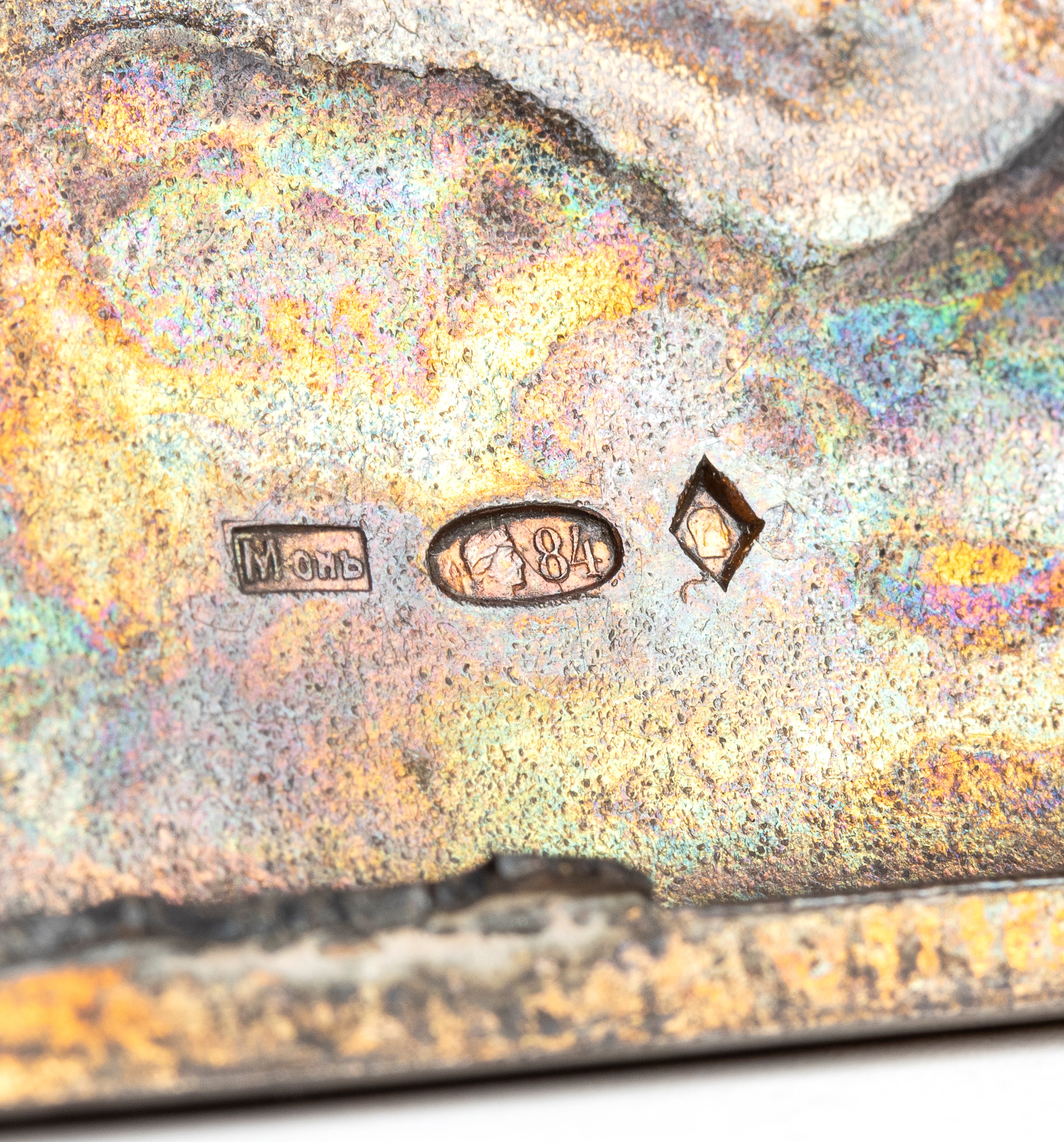 Fabbricante di Mosca attivo tra 1908 e 1926, Tabacchiera russa in argento con scena di quattro or...