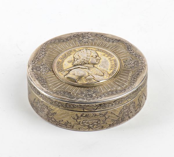 Russian silver snuff box with medal mommemorating the signing of the Treaty of Nystad in 1721