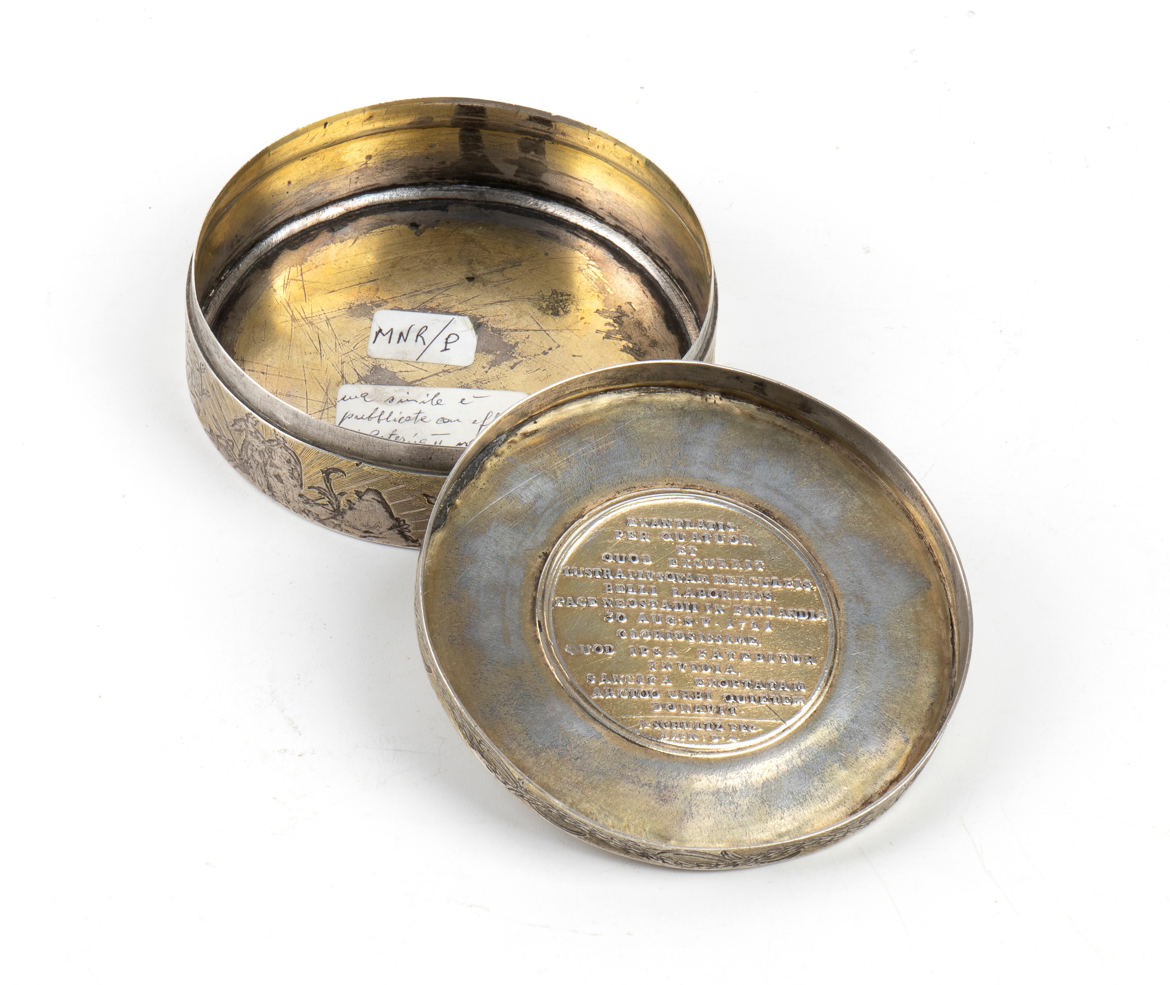 Tabacchiera russa in argento con medaglia commemorativa della firma del trattato di Nystad nel 17...