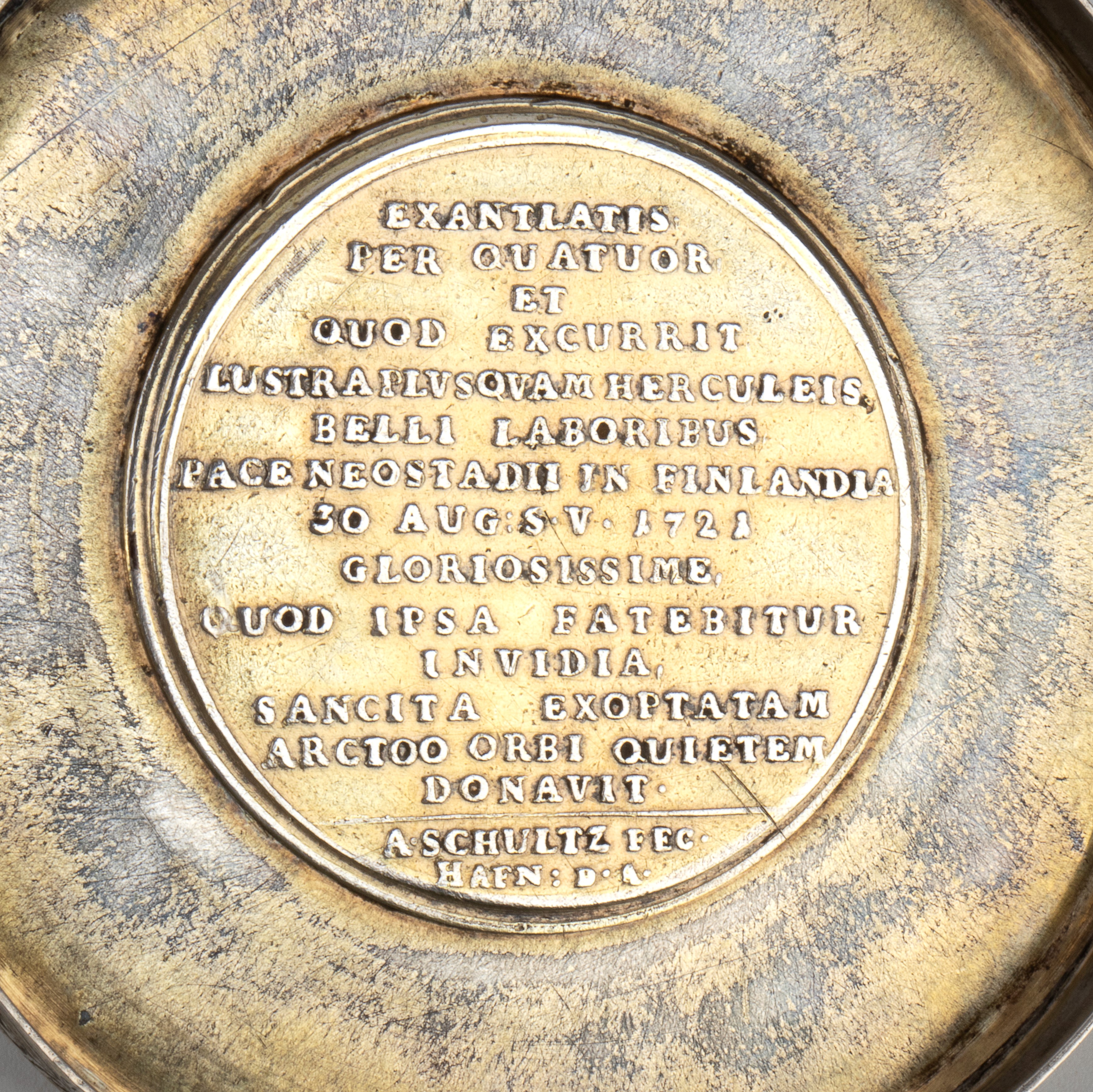 Tabacchiera russa in argento con medaglia commemorativa della firma del trattato di Nystad nel 17...