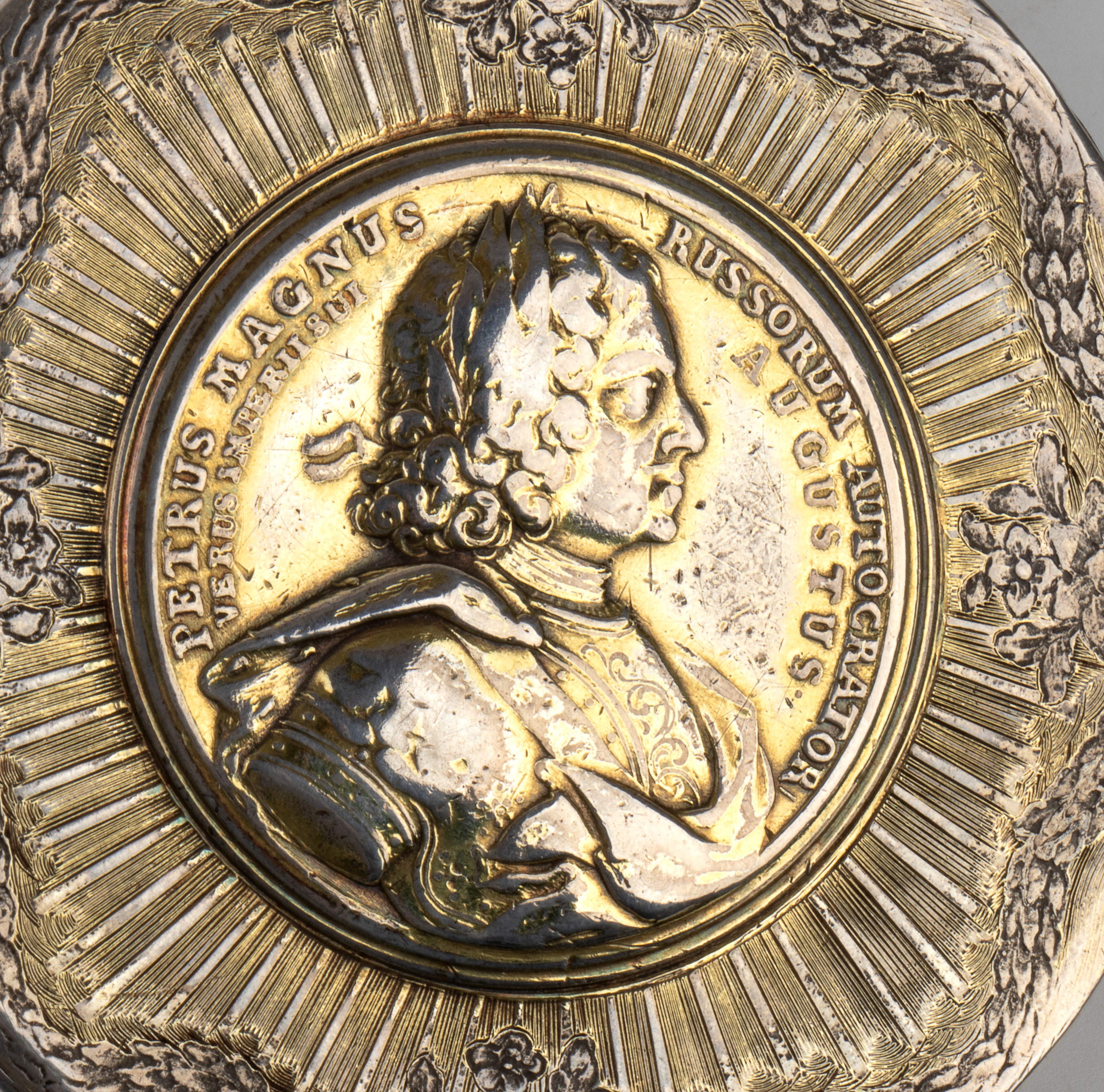 Tabacchiera russa in argento con medaglia commemorativa della firma del trattato di Nystad nel 17...