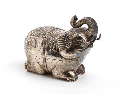 Scatola di betel cambogiana a forma di elefante, argento, inizio XX secolo