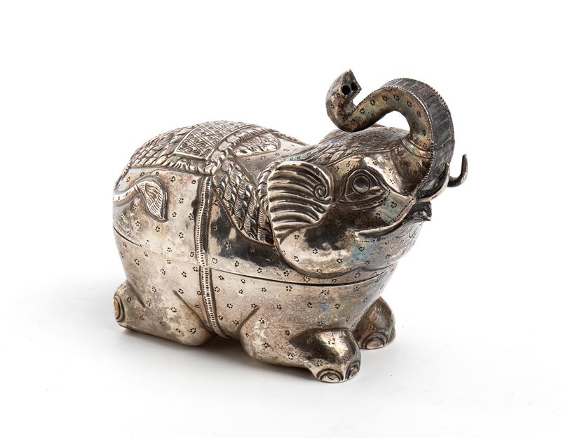 Scatola di betel cambogiana a forma di elefante, argento, inizio XX secolo