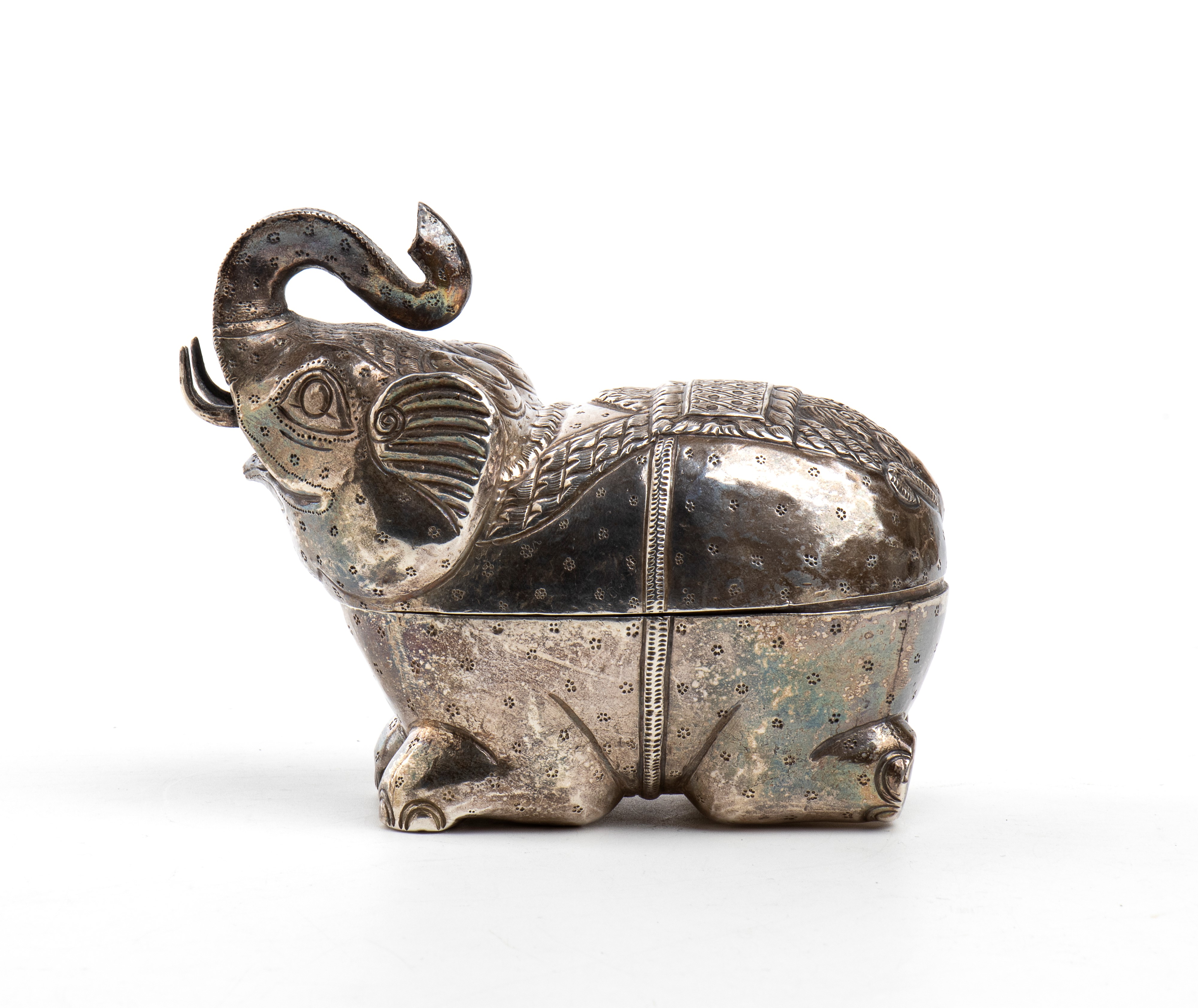 Scatola di betel cambogiana a forma di elefante, argento, inizio XX secolo