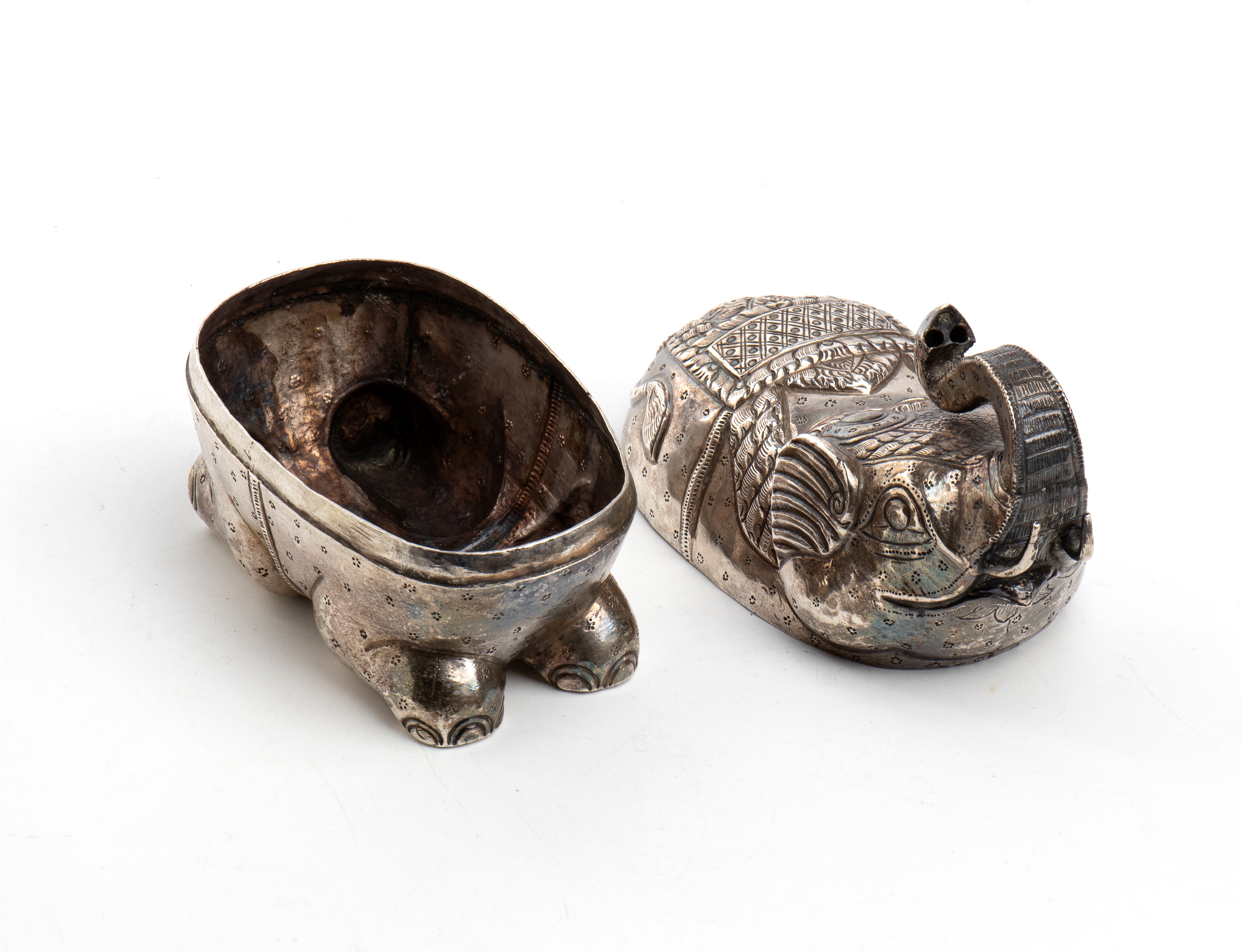 Scatola di betel cambogiana a forma di elefante, argento, inizio XX secolo