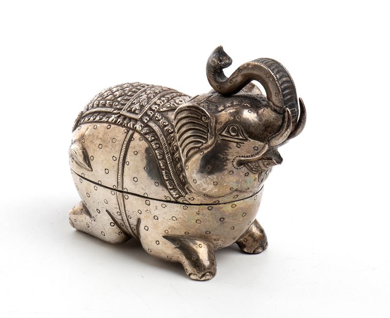 Scatola di betel cambogiana, argento scolpito a forma di elefante khmer