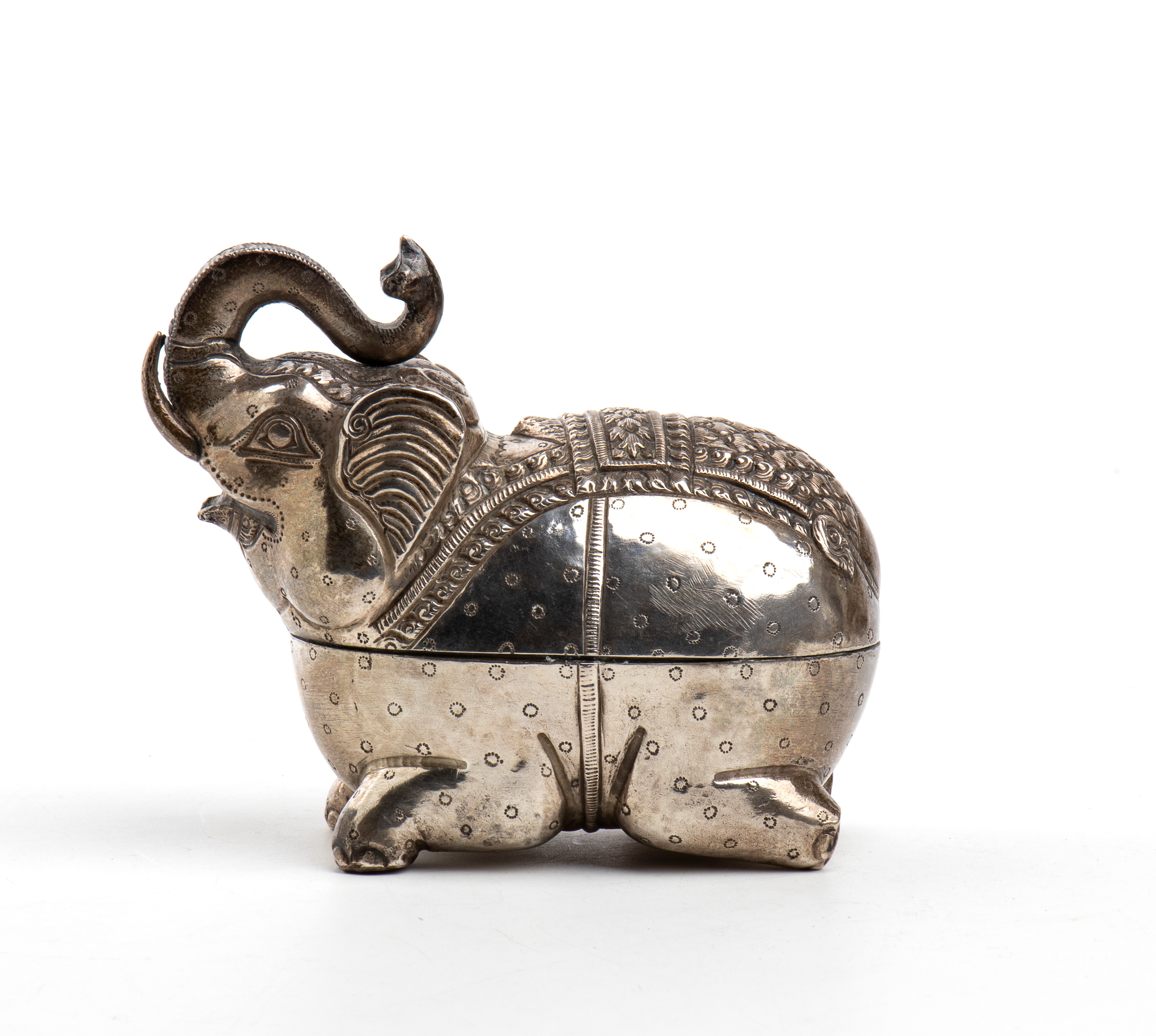 Scatola di betel cambogiana, argento scolpito a forma di elefante khmer